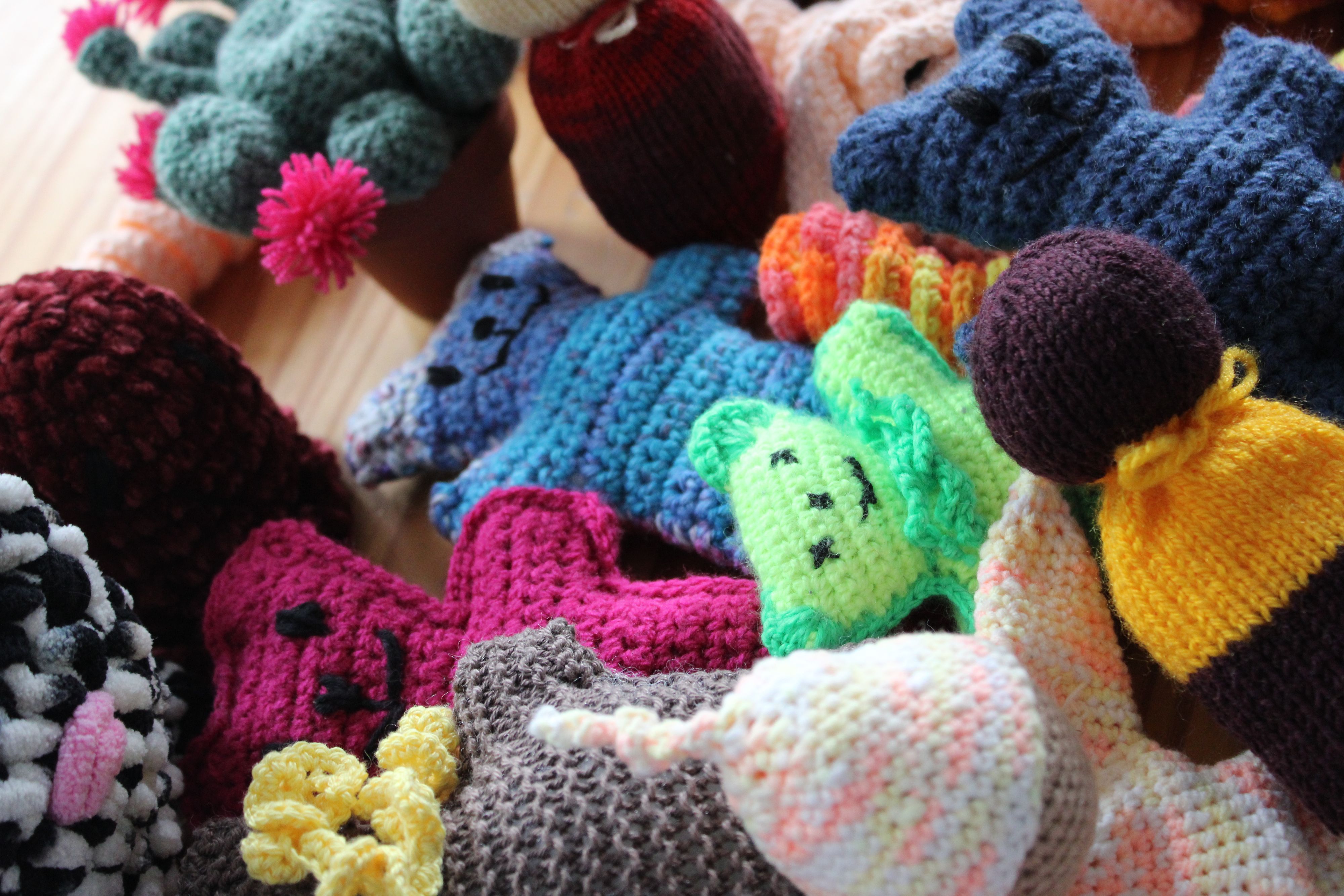 Stricktreff im Mehrgenerationenhaus Neuhonrath: Trösterchen für Kinder, Nesteldecken für Demenzerkranke und Mützen für Frühchen