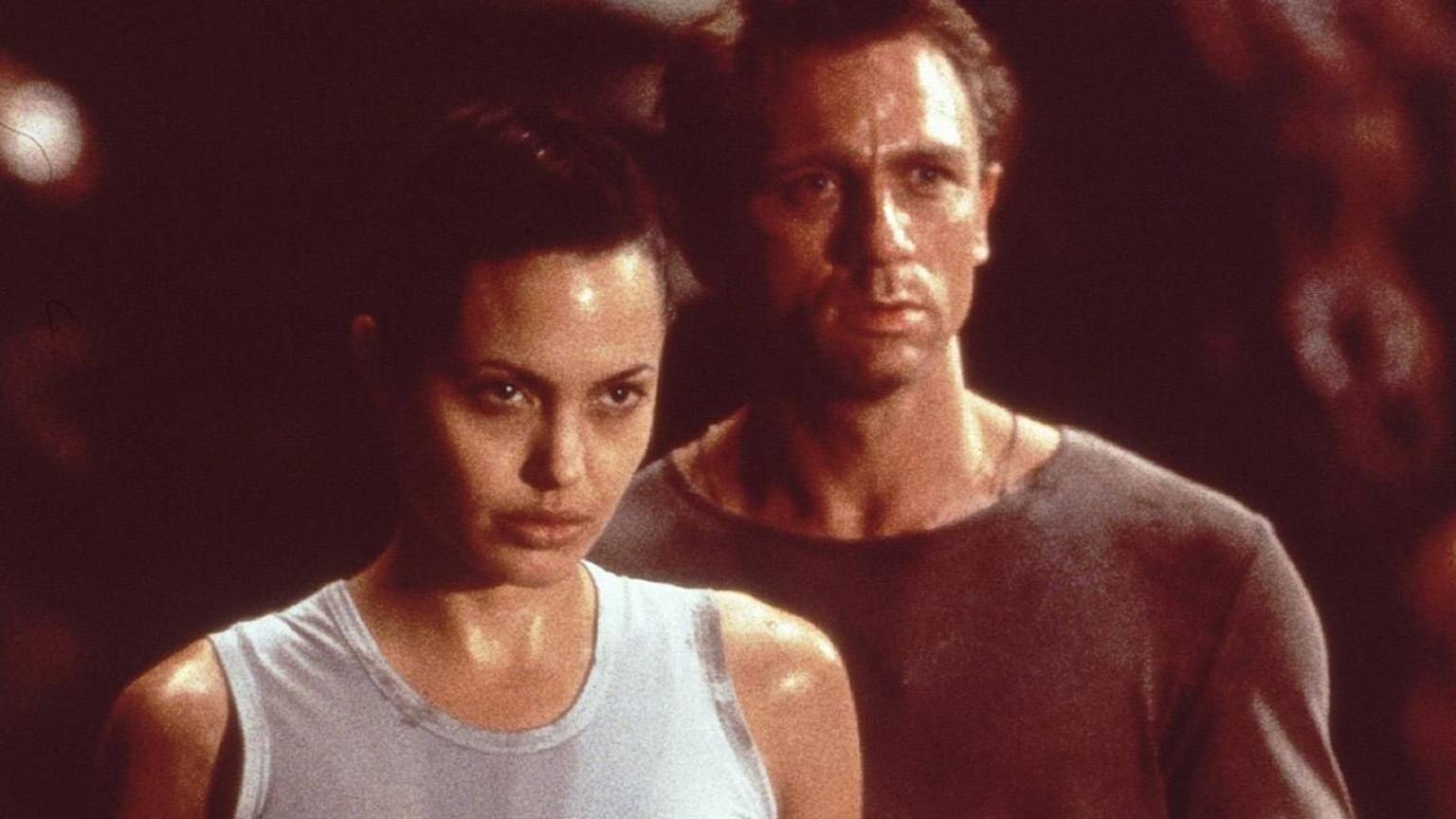 Kann Lara Croft (Angelina Jolie) Alex West (Daniel Craig) bei ihrer Mission gegen das Böse vertrauen? (Bild: 2001 PARAMOUNT PICTURES. TOMB RAIDER AND LARA CROFT ARE TRADEMARKS OF CORRE DESIGN LTD. All Rights Reserved.)