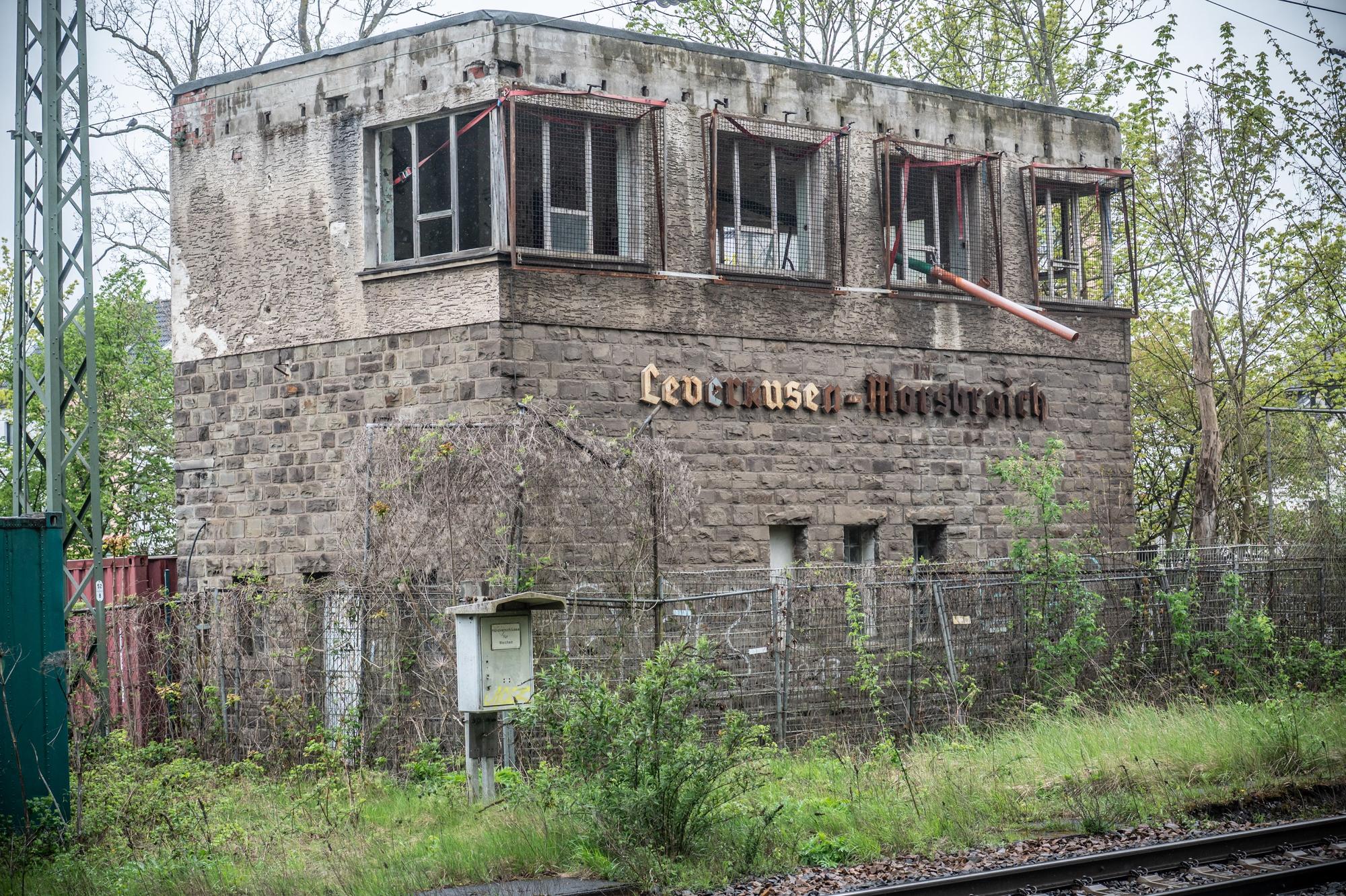 Im Bahnhof Morsbroich hielten nur ganz zu Beginn nach dem Bau der Strecke Troisdorf-Speldorf im 19. Jahrhundert Personenzüge, jetzt nur noch Güterzüge. Der Bahnhof hat auch keinen Bahnsteig mehr, er liegt zwischen Dhünnberg und der Gustav-Heinemann-Straße. Bild: Ralf Krieger