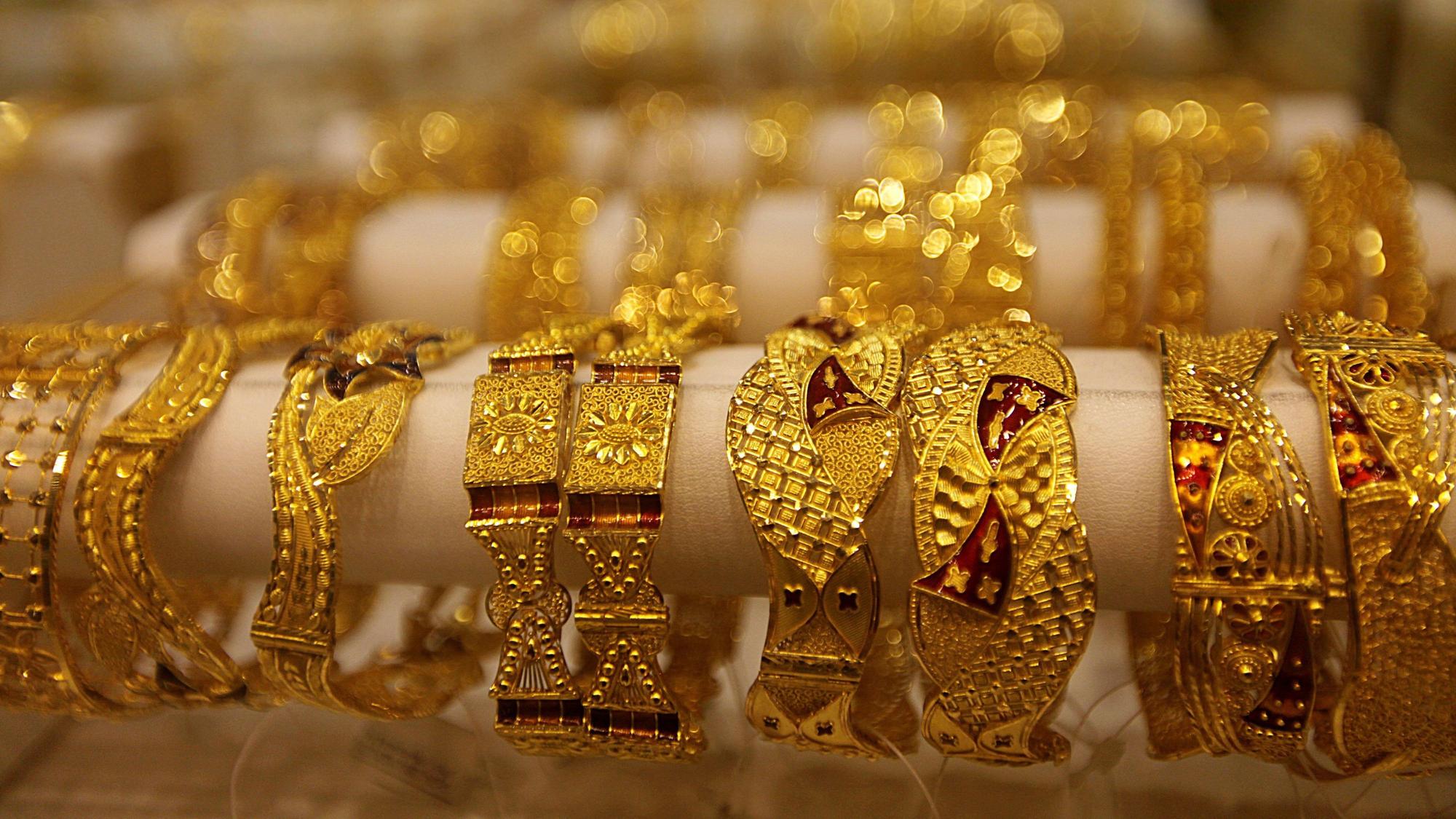 Ein Kölner Juwelier und seine Frau sollen gestohlenen Goldschmuck eingeschmolzen haben (Symbolbild mit Goldringen).