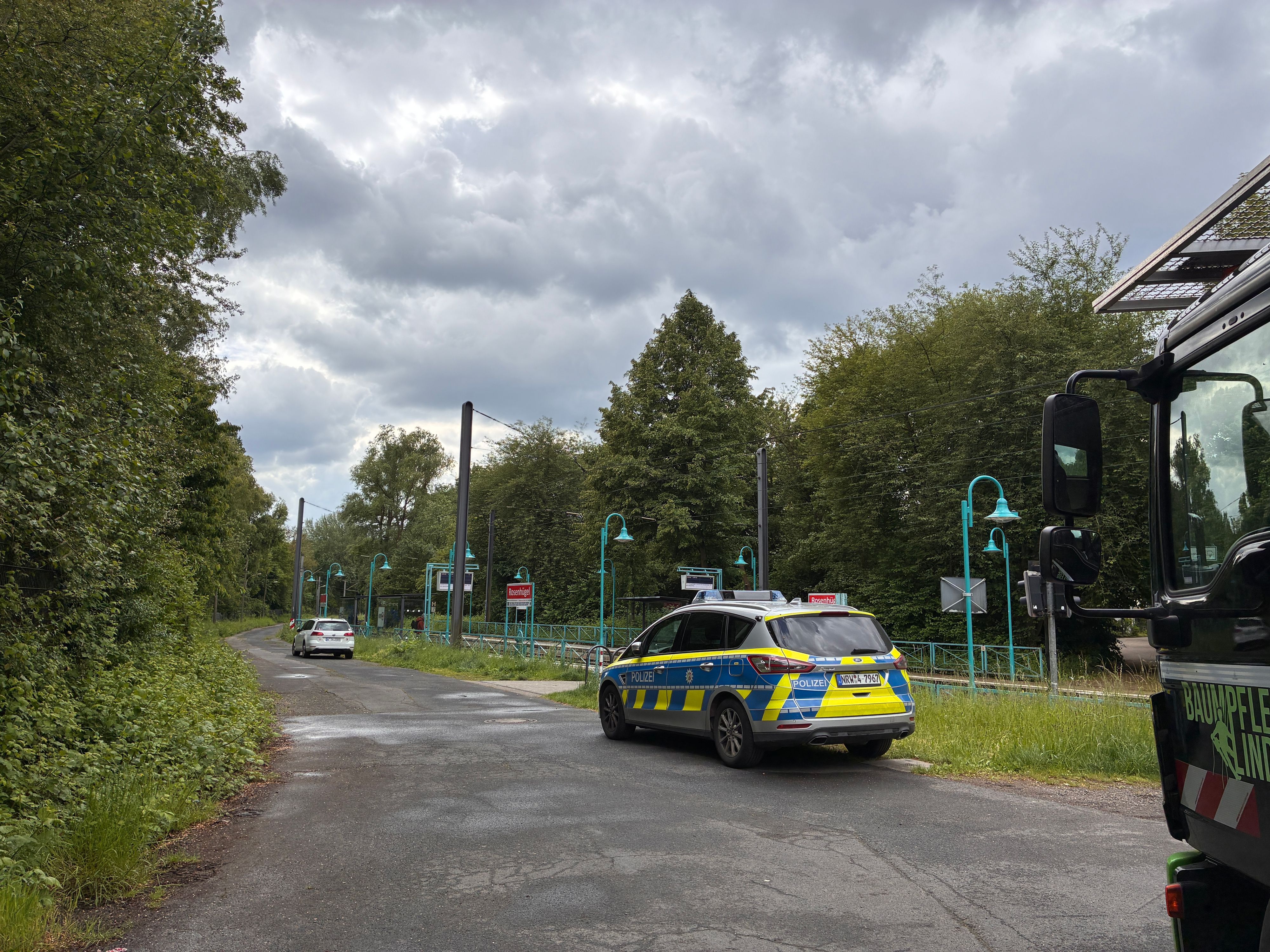 Die Polizei geht davon aus, dass der Stamm zwischen den Haltestellen Rosenhügel und Porz-Markt vorsätzlich beschädigt worden ist.