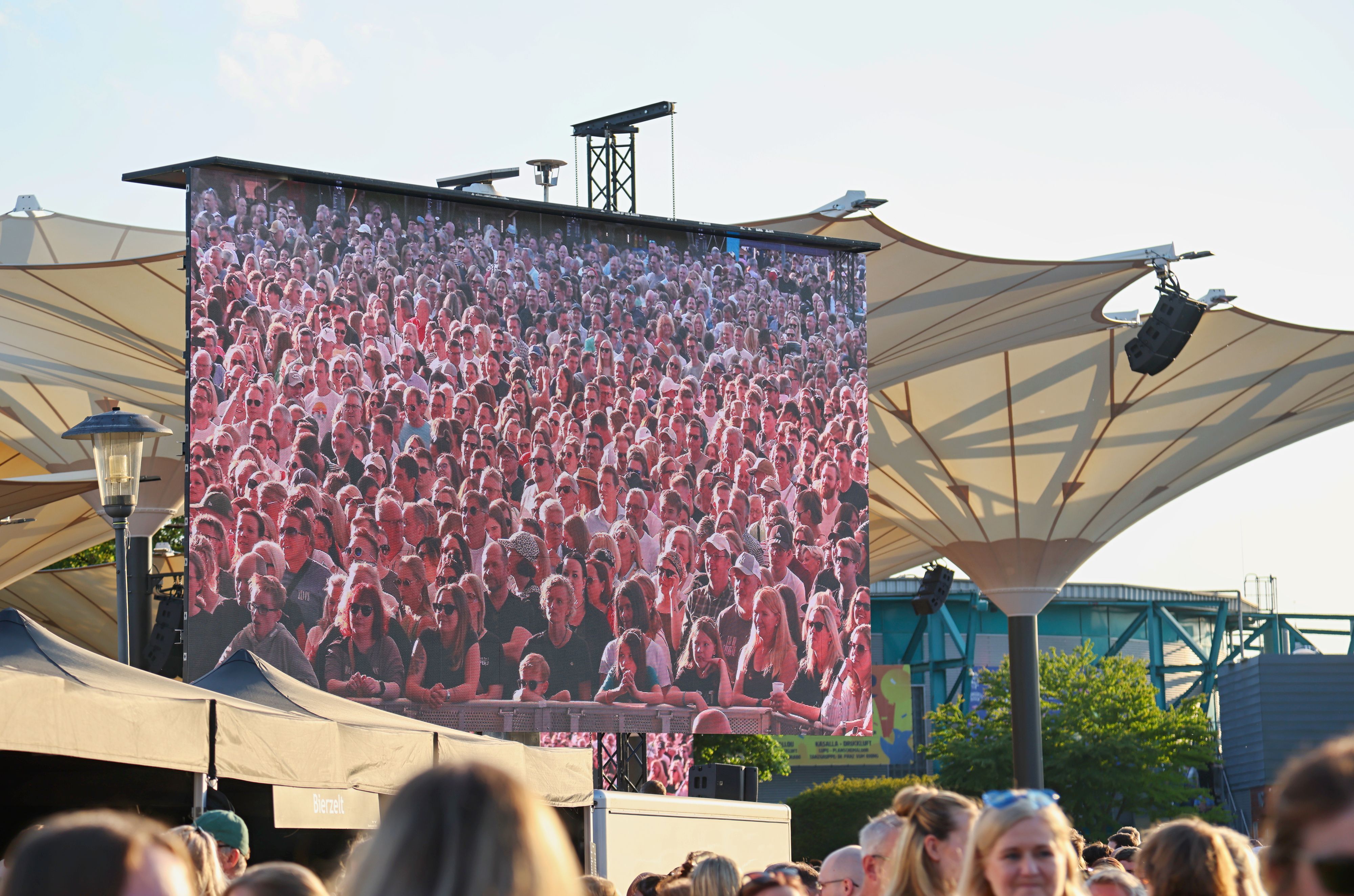 Blick auf die LED-Leinwand im Tanzbrunnen.