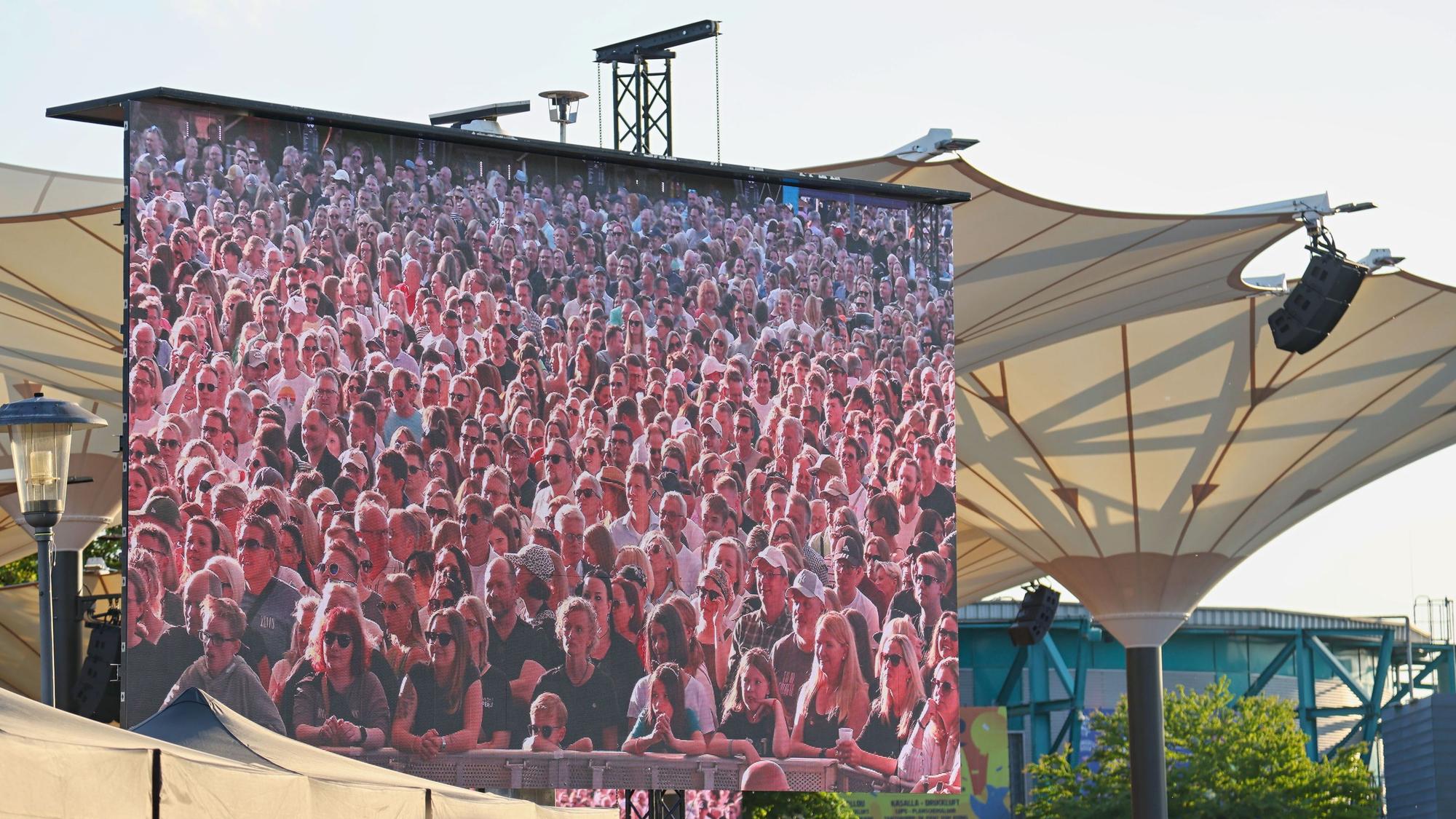 Blick auf die LED-Leinwand im Tanzbrunnen.