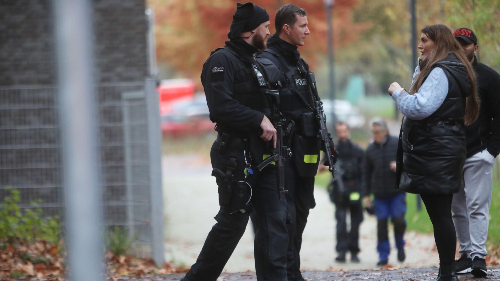 30. Oktober 2024: Amokalarm an der Gesamtschule im Kölner Stadtteil Holweide. Die Polizei hat einen Großeinsatz ausgelöst.