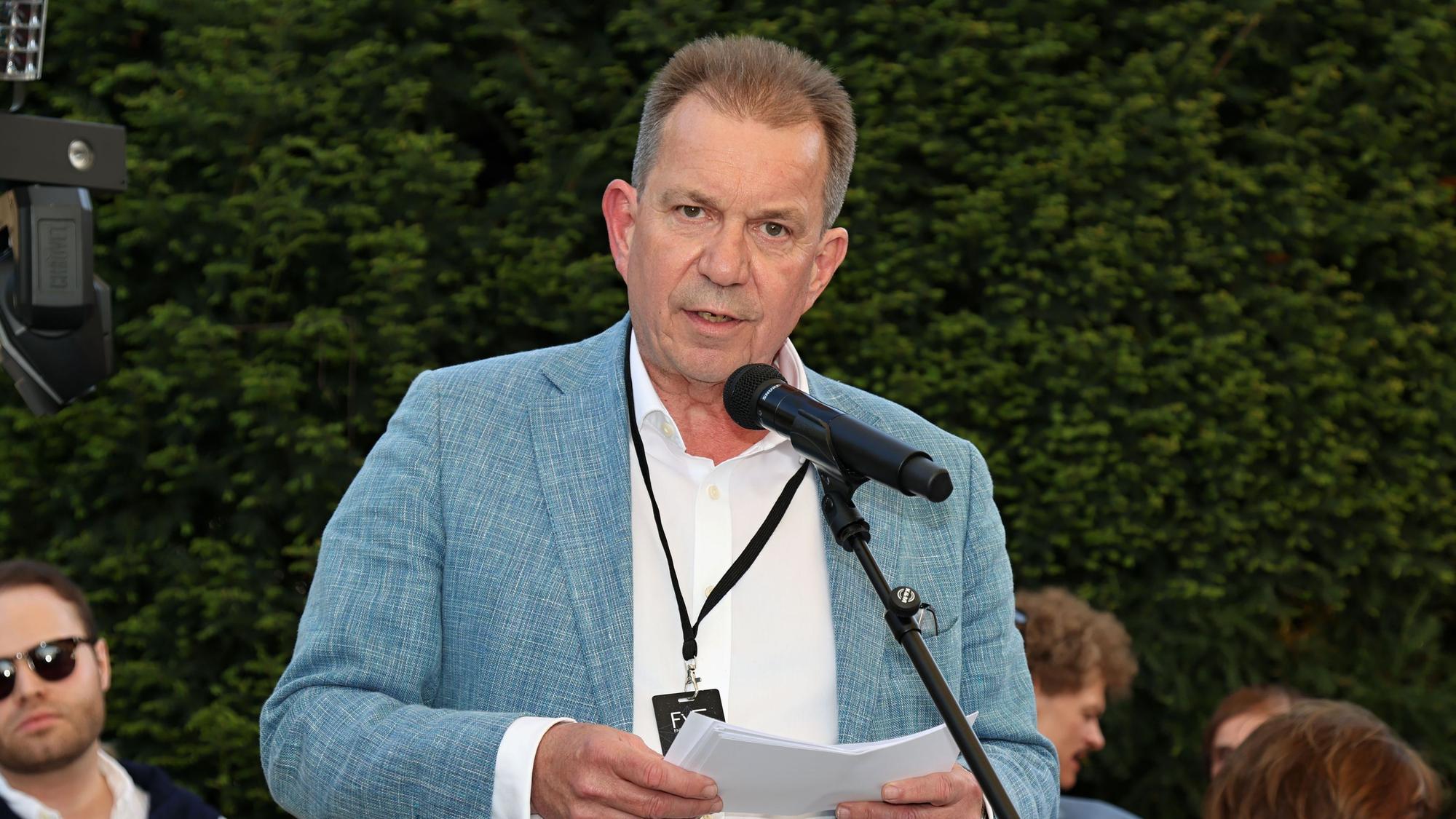 Ralf Nüsser hält eine Ansprache.