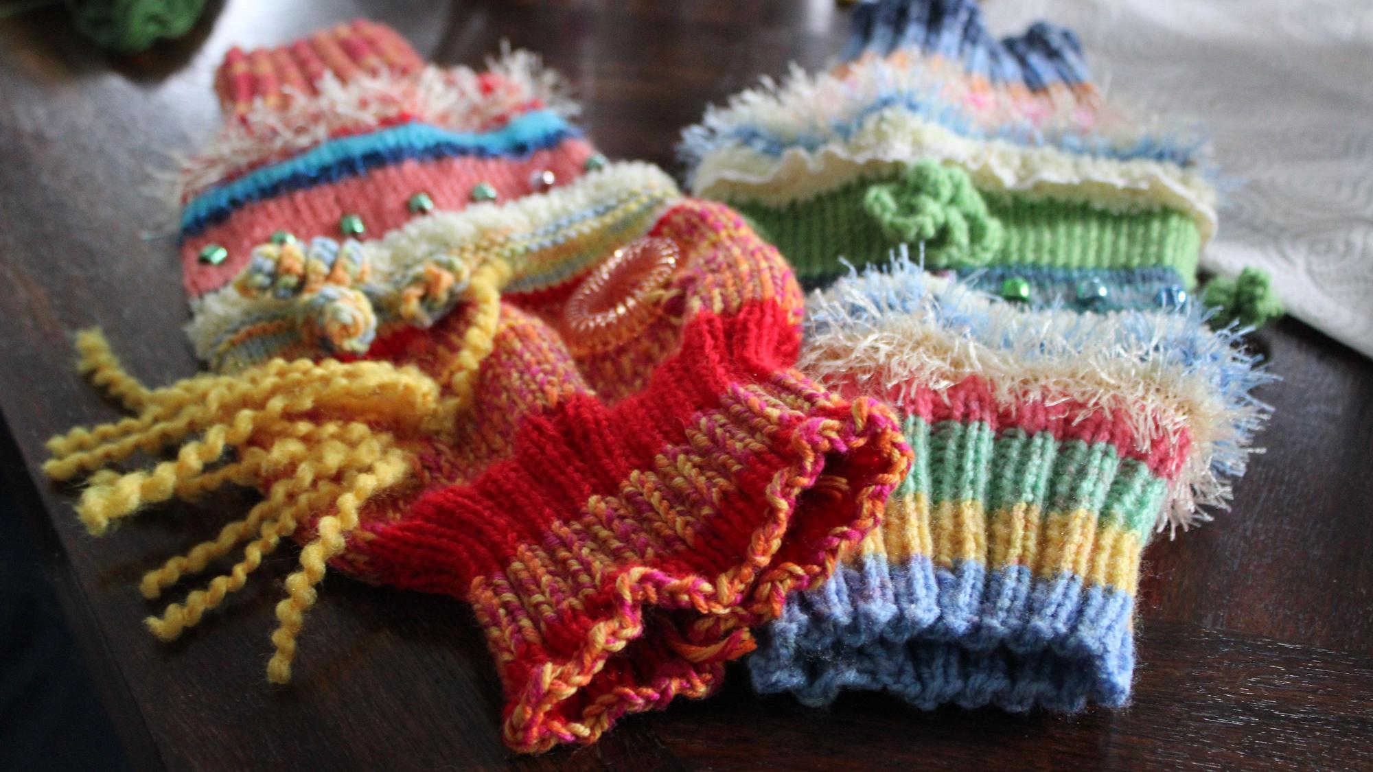 Stricktreff im Mehrgenerationenhaus Neuhonrath: Trösterchen für Kinder, Nesteldecken für Demenzerkranke und Mützen für Frühchen