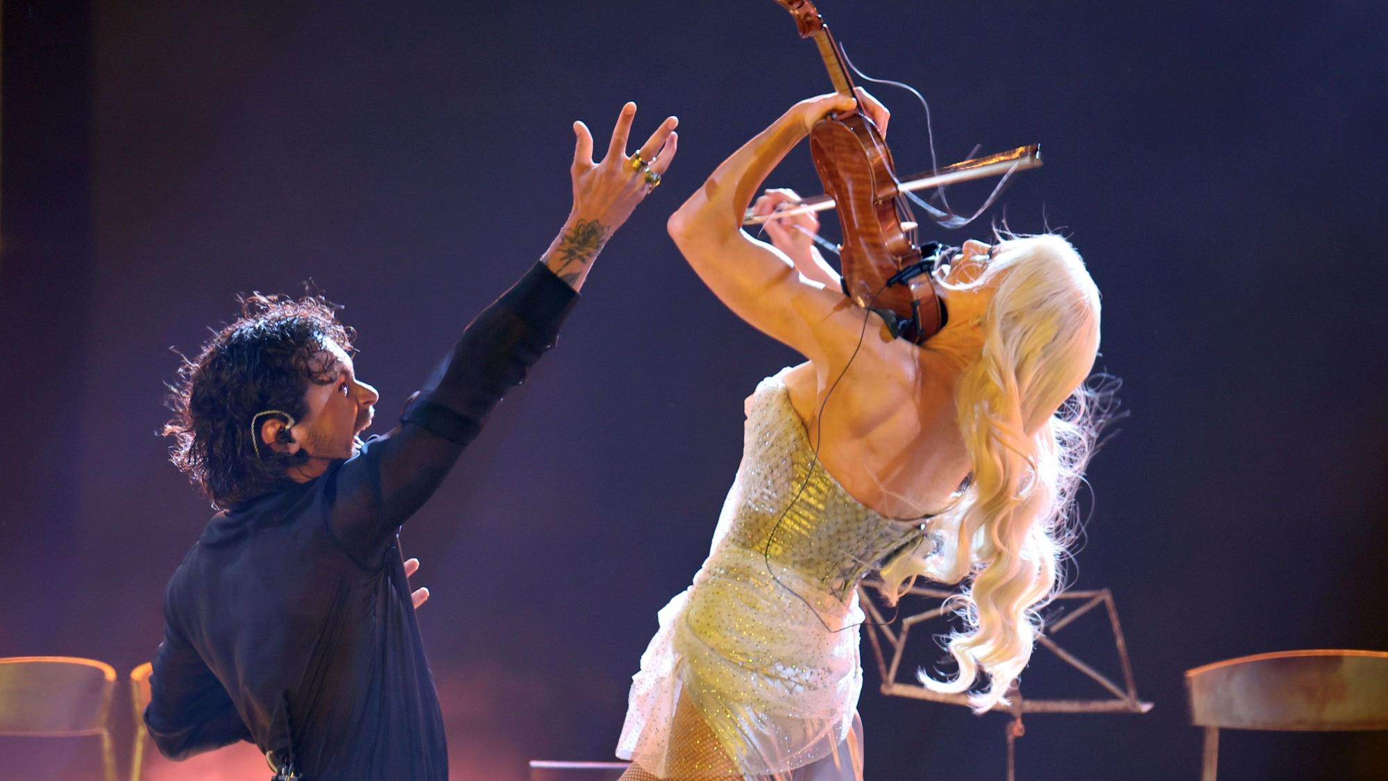 Pete Parkkonen und Linda Lampenius aus Finnland mit dem Titel „Liekinheitin“ im ersten Halbfinale des 70. Eurovision Song Contest (ESC).