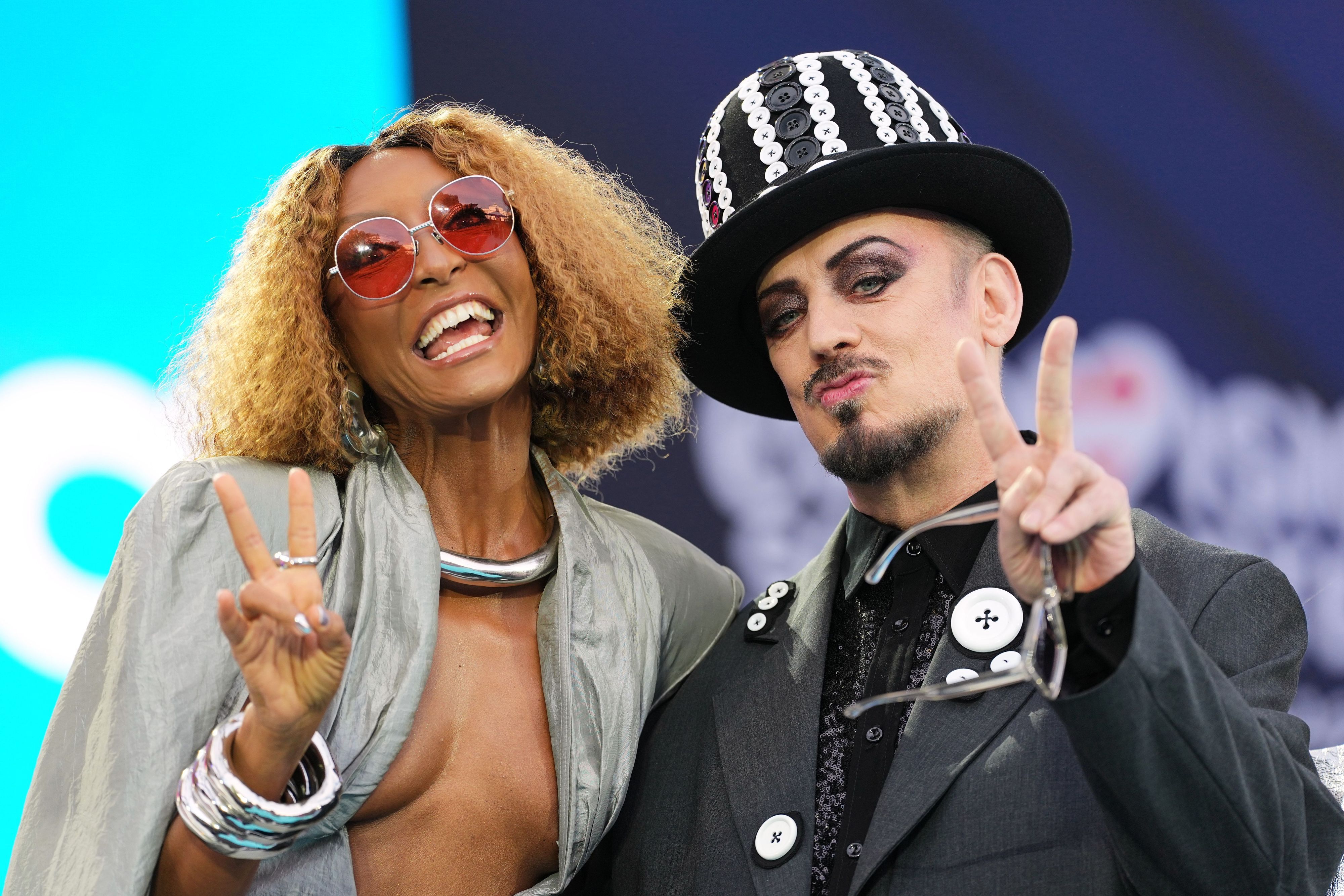 Senhit aus San Marino und der britische Popstar Boy George reagieren auf Fans auf dem türkisfarbenen Teppich während des offiziellen Starts der Eurovision Song Contest-Woche im Rathaus.