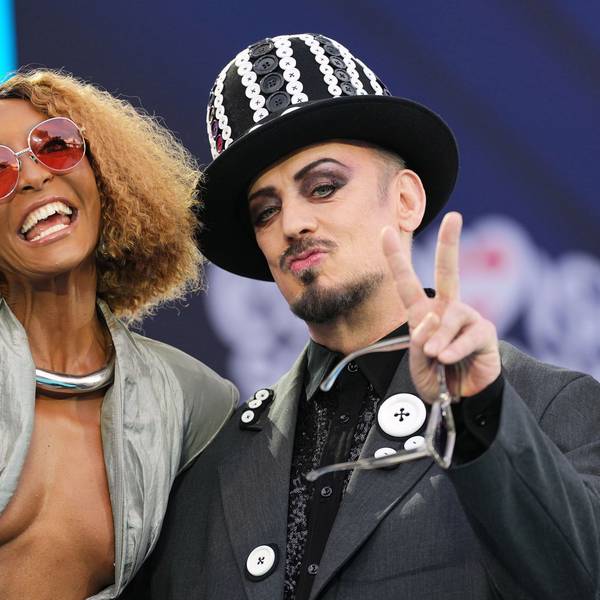 Senhit aus San Marino und der britische Popstar Boy George reagieren auf Fans auf dem türkisfarbenen Teppich während des offiziellen Starts der Eurovision Song Contest-Woche im Rathaus.