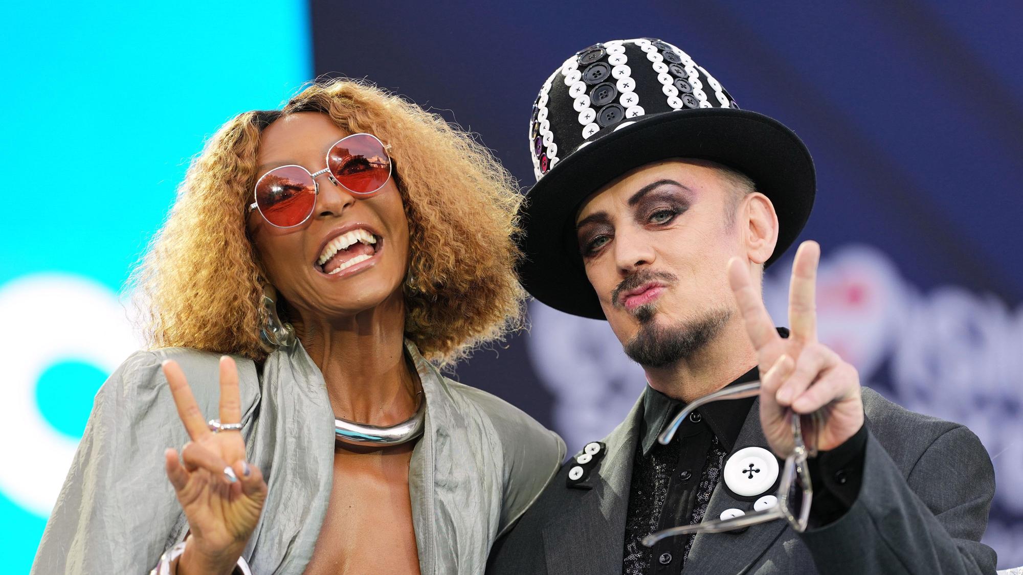 Senhit aus San Marino und der britische Popstar Boy George reagieren auf Fans auf dem türkisfarbenen Teppich während des offiziellen Starts der Eurovision Song Contest-Woche im Rathaus.