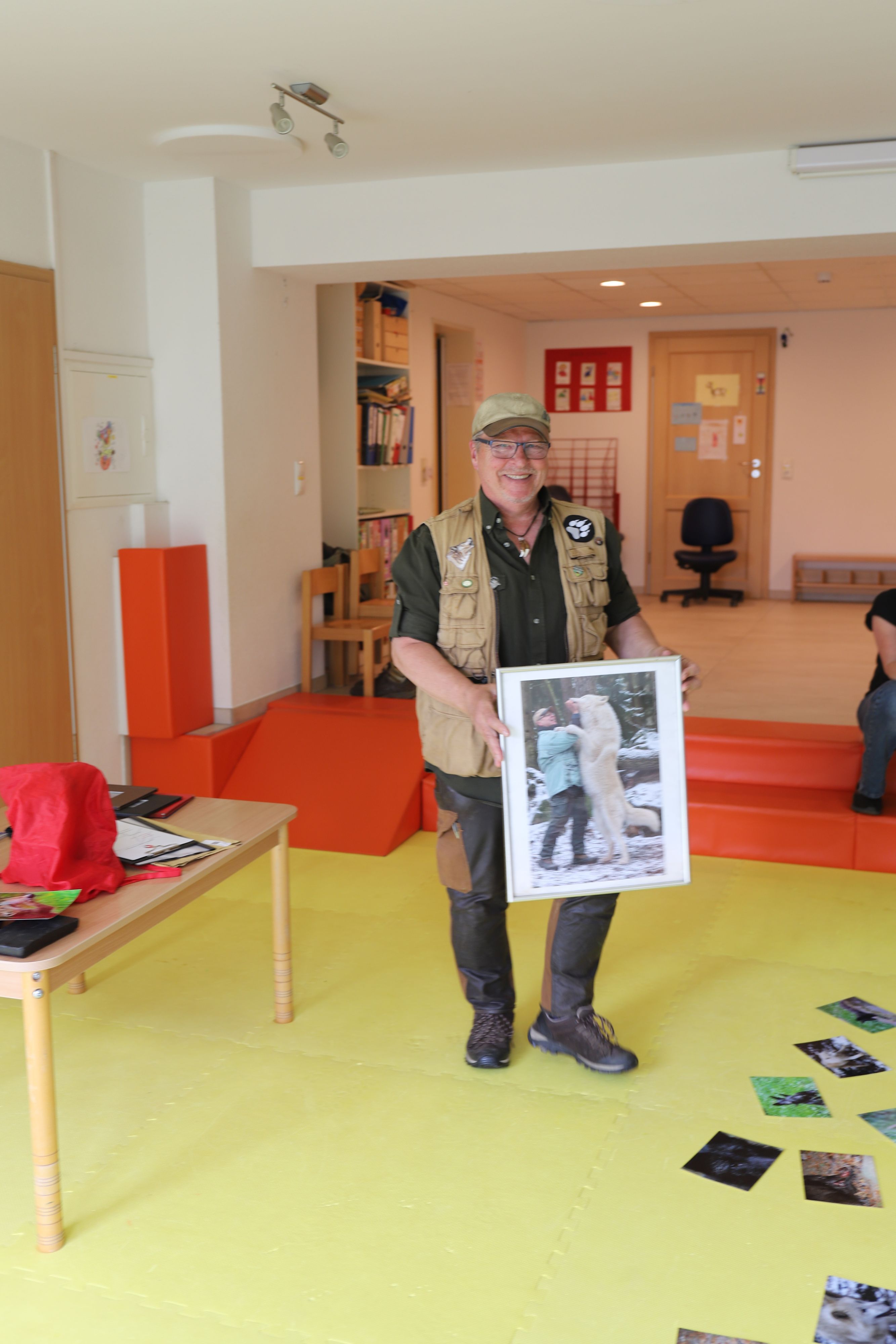 Der Hennefer hatte ein Bild vom Polarwolf Noran dabei, der aufgerichtet größer ist als er.