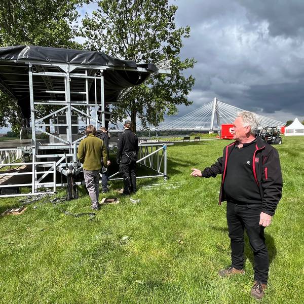 Rainer Schmitz beim Aufbau der Bühne für die zweite Auflage von „Live am Rhein“