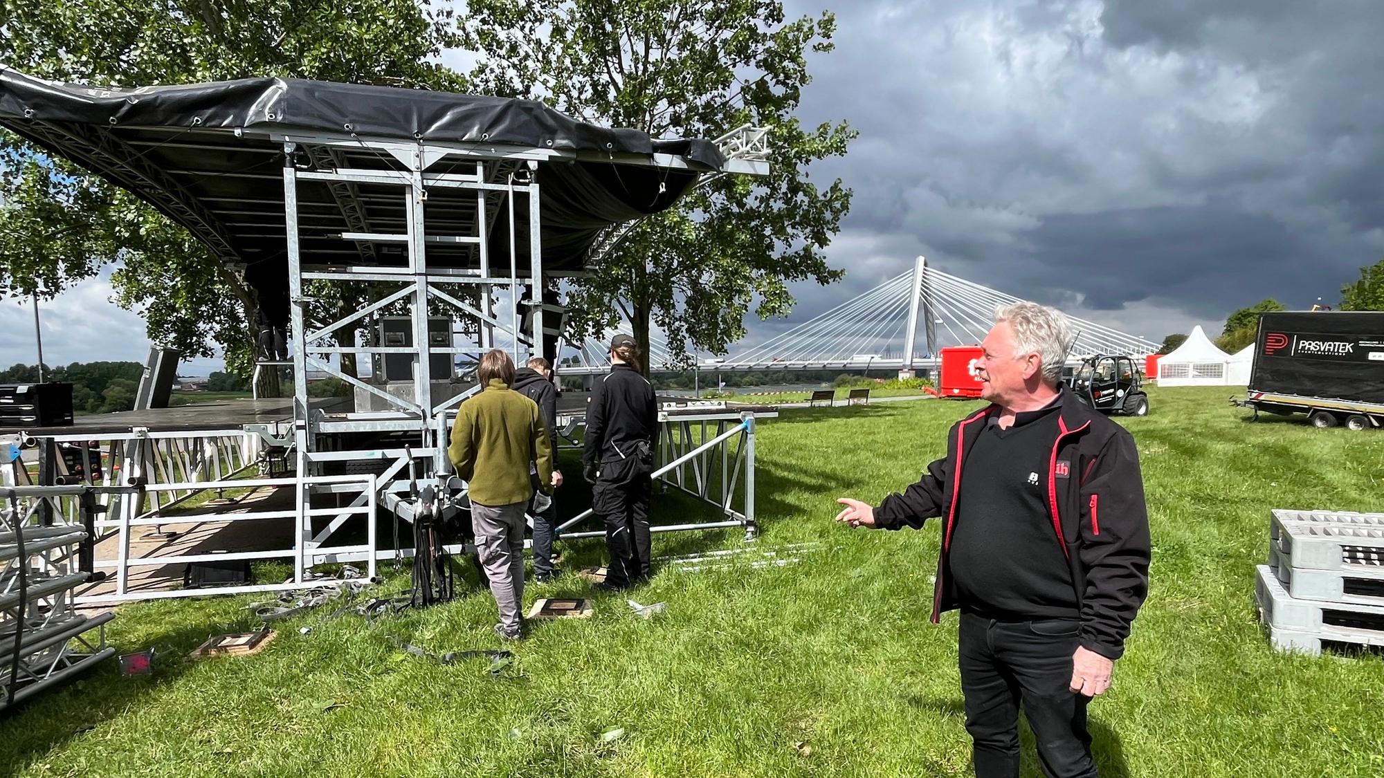 Rainer Schmitz beim Aufbau der Bühne für die zweite Auflage von „Live am Rhein“