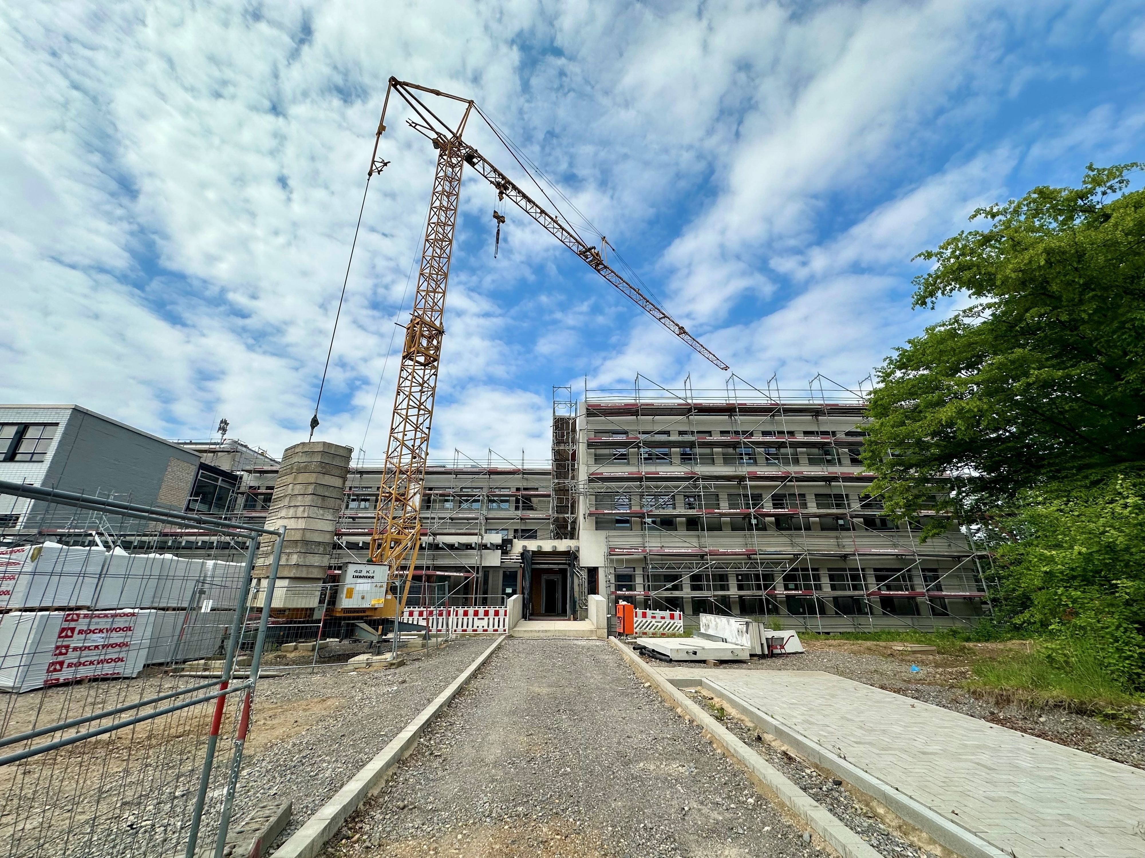 Zu sehen ist eine Baustelle sowie ein Kran.
