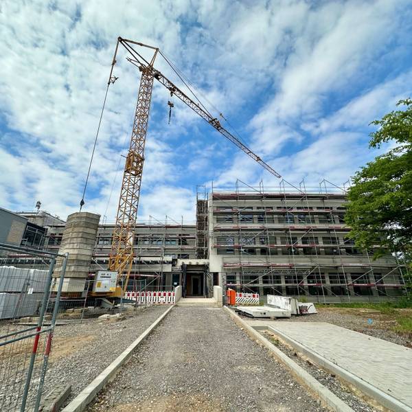 Zu sehen ist eine Baustelle sowie ein Kran.