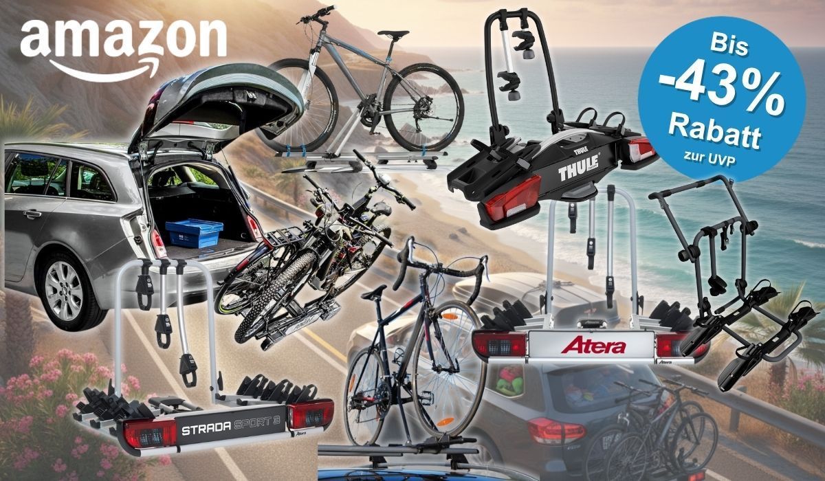 Fahrradträger-Typen fürs Auto vor sommerlicher Küstenkulisse mit Meeresblick: Zu sehen sind ein Heckklappenträger an einem Kombi mit geöffneter Heckklappe, ein Kupplungsträger von Atera (Strada Sport 3) sowie ein schwarzer Kupplungsträger von Thule, ein Dachträger mit aufgeladenem Mountainbike, ein weiterer Dachträger mit Rennrad sowie ein Heckträger mit zwei Mountainbikes. Oben links das Amazon-Logo, oben rechts ein blauer Button mit der Aufschrift „Bis -43% Rabatt zur UVP".