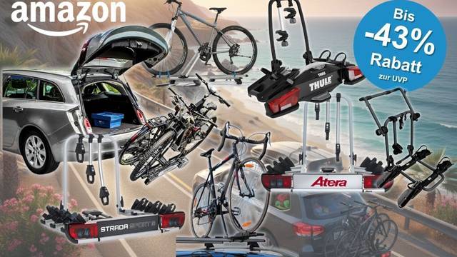 Fahrradträger-Typen fürs Auto vor sommerlicher Küstenkulisse mit Meeresblick: Zu sehen sind ein Heckklappenträger an einem Kombi mit geöffneter Heckklappe, ein Kupplungsträger von Atera (Strada Sport 3) sowie ein schwarzer Kupplungsträger von Thule, ein Dachträger mit aufgeladenem Mountainbike, ein weiterer Dachträger mit Rennrad sowie ein Heckträger mit zwei Mountainbikes. Oben links das Amazon-Logo, oben rechts ein blauer Button mit der Aufschrift „Bis -43% Rabatt zur UVP".