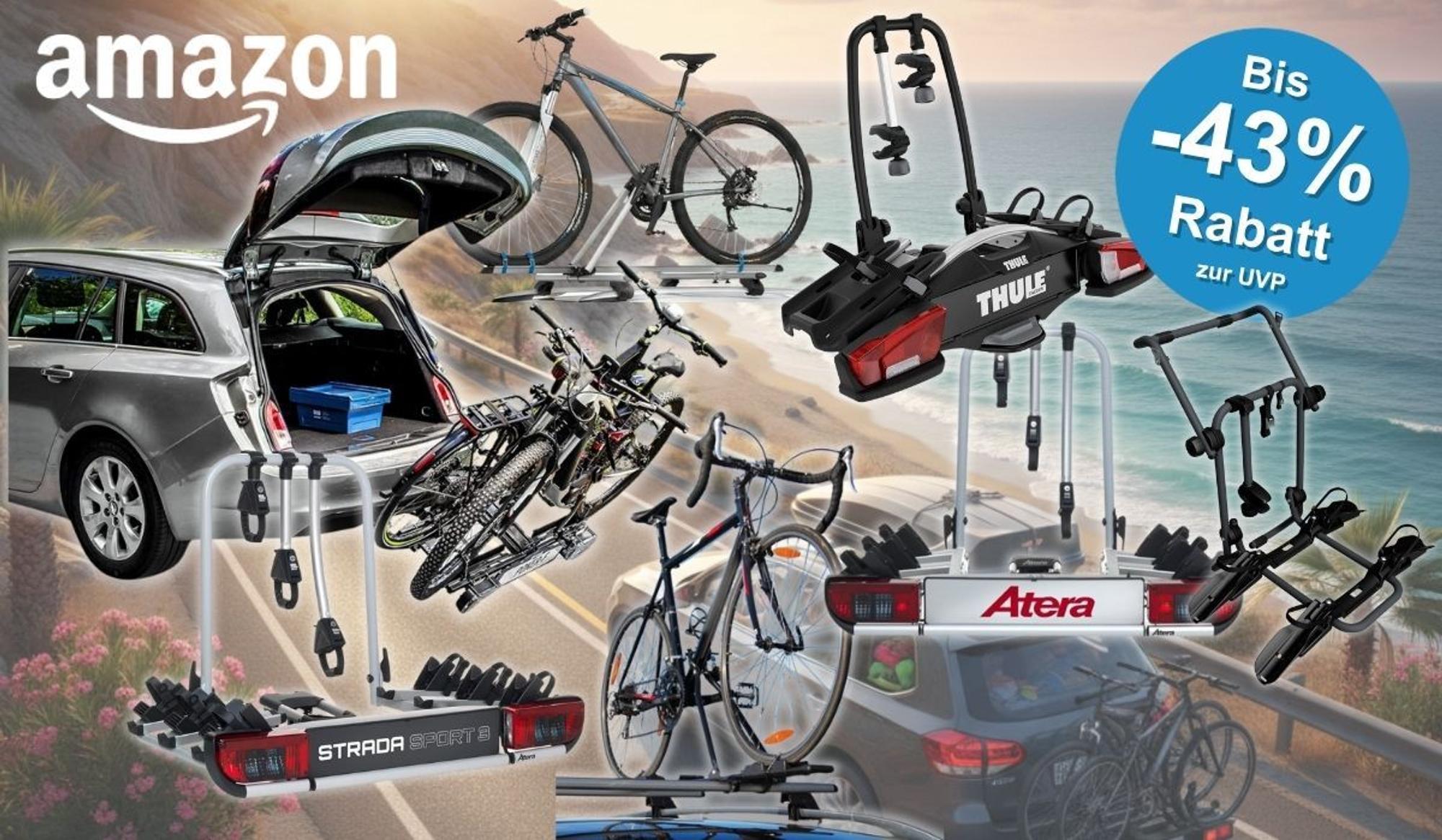 Fahrradträger-Typen fürs Auto vor sommerlicher Küstenkulisse mit Meeresblick: Zu sehen sind ein Heckklappenträger an einem Kombi mit geöffneter Heckklappe, ein Kupplungsträger von Atera (Strada Sport 3) sowie ein schwarzer Kupplungsträger von Thule, ein Dachträger mit aufgeladenem Mountainbike, ein weiterer Dachträger mit Rennrad sowie ein Heckträger mit zwei Mountainbikes. Oben links das Amazon-Logo, oben rechts ein blauer Button mit der Aufschrift „Bis -43% Rabatt zur UVP".
