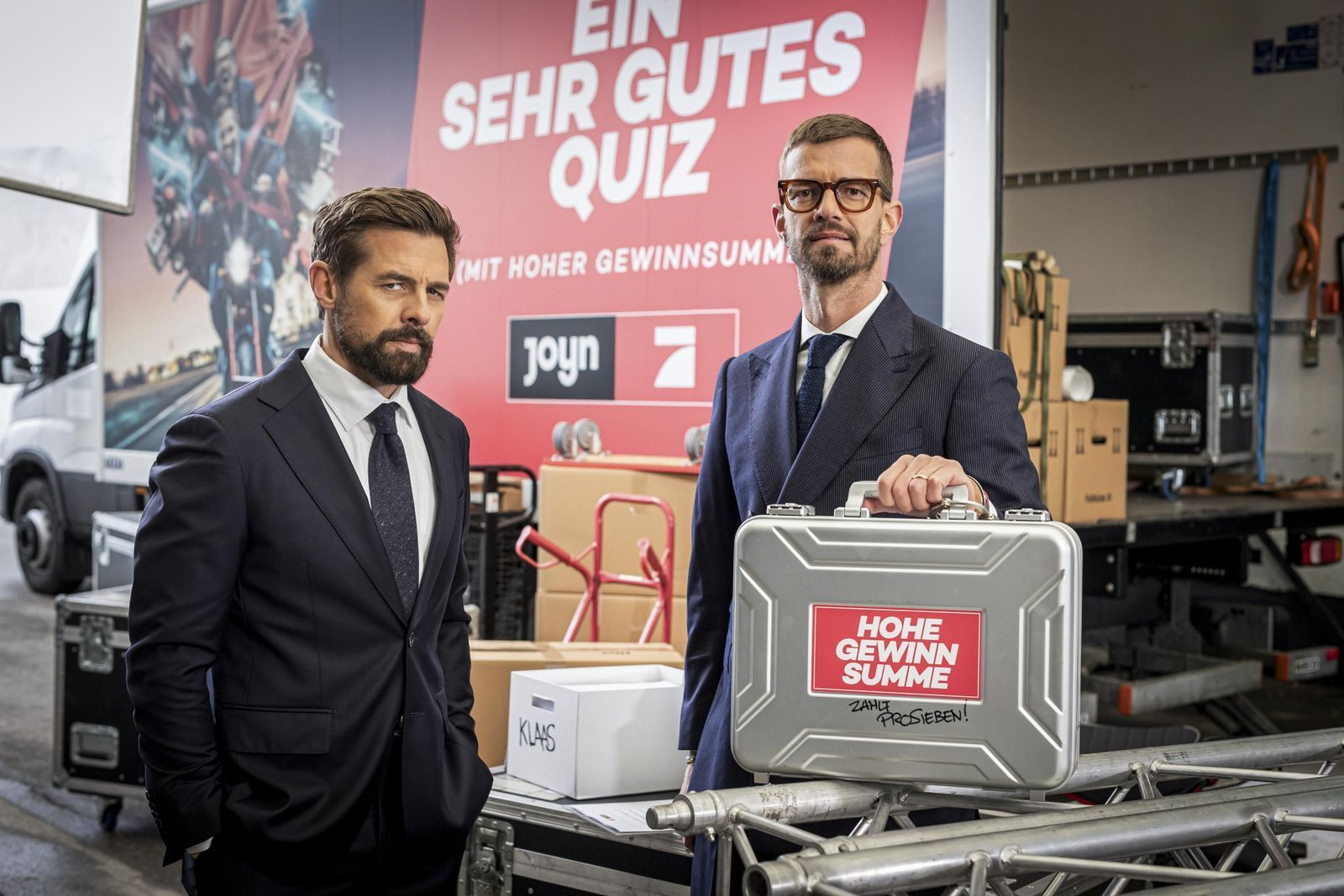 „Ein sehr gutes Quiz“ von Klaas Heufer-Umlauf (links) und Joko Winterscheidt hat mit seinem Staffelfinale für Kritik gesorgt. (Bild: Joyn / Benedikt Müller)
