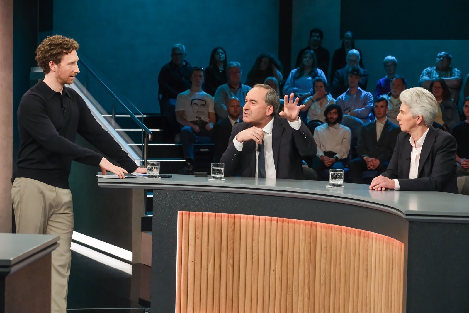 „Hart aber fair“-Moderator Louis Klamroth (links) muss dazwischengehen, als sich Hubert Aiwanger und Marie-Agnes Strack-Zimmermann in die Haare kriegen. (Bild: WDR/Oliver Ziebe)