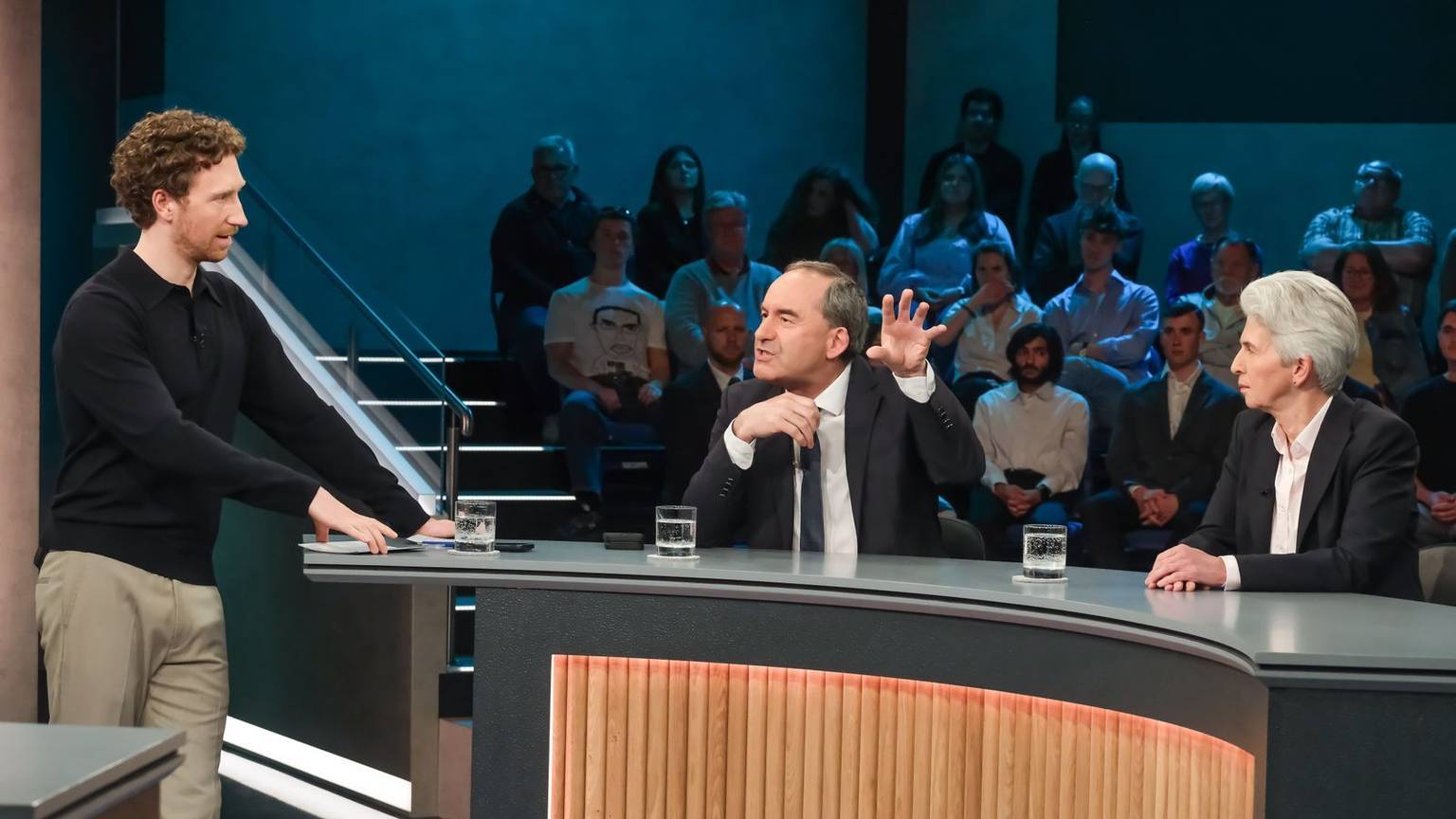 „Hart aber fair“-Moderator Louis Klamroth (links) muss dazwischengehen, als sich Hubert Aiwanger und Marie-Agnes Strack-Zimmermann in die Haare kriegen. (Bild: WDR/Oliver Ziebe)