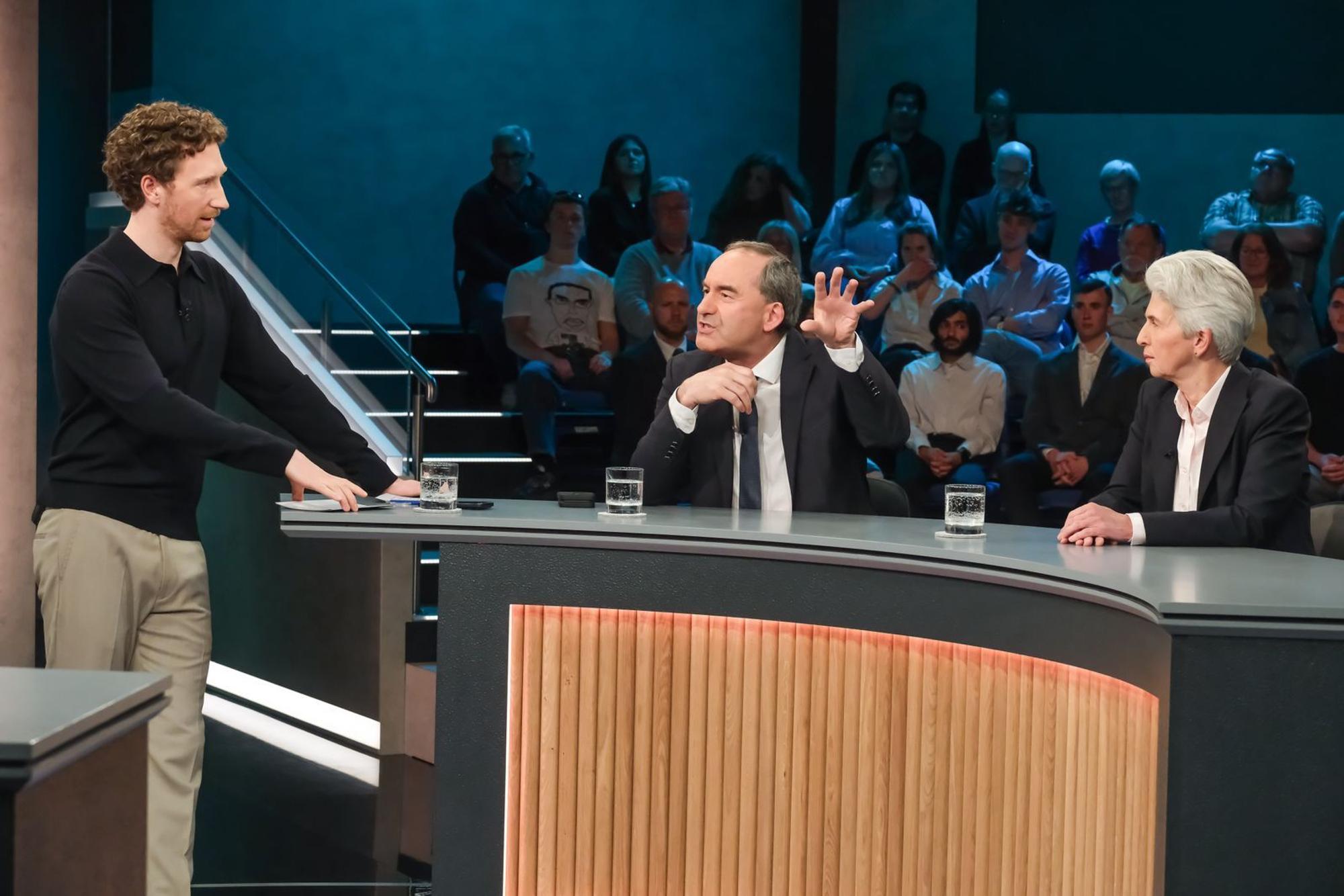 „Hart aber fair“-Moderator Louis Klamroth (links) muss dazwischengehen, als sich Hubert Aiwanger und Marie-Agnes Strack-Zimmermann in die Haare kriegen. (Bild: WDR/Oliver Ziebe)