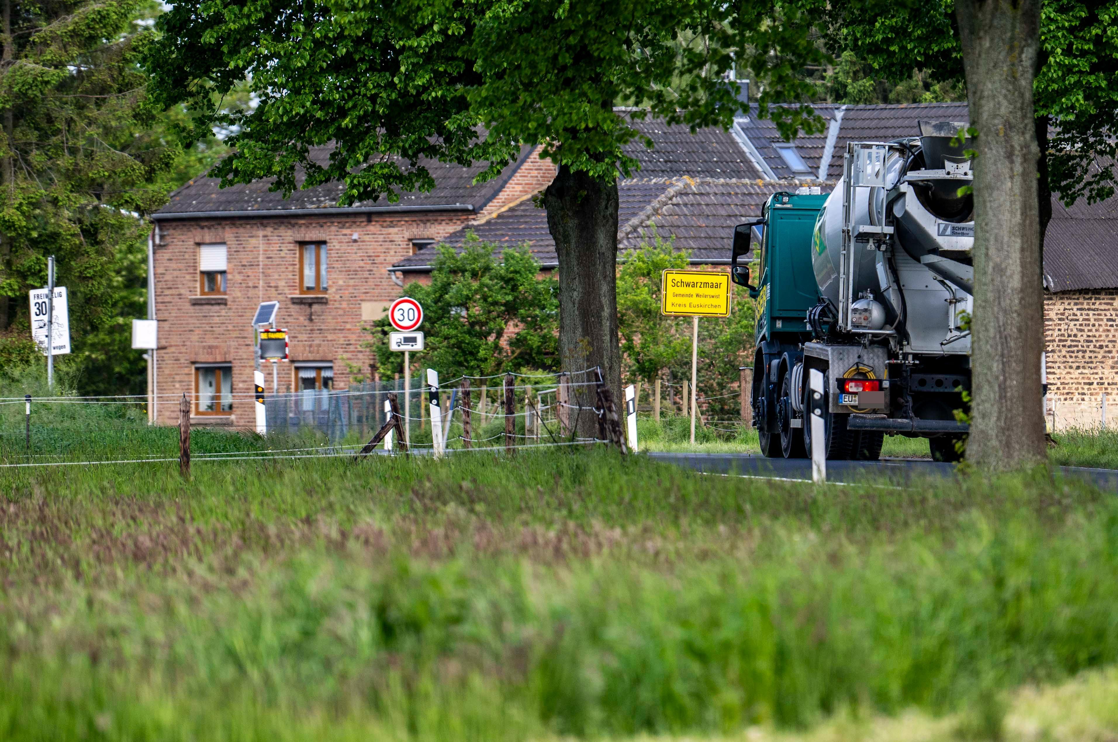 Das Bild zeigt einen Lkw, der auf der K3 in Richtung Schwarzmaar fährt.
