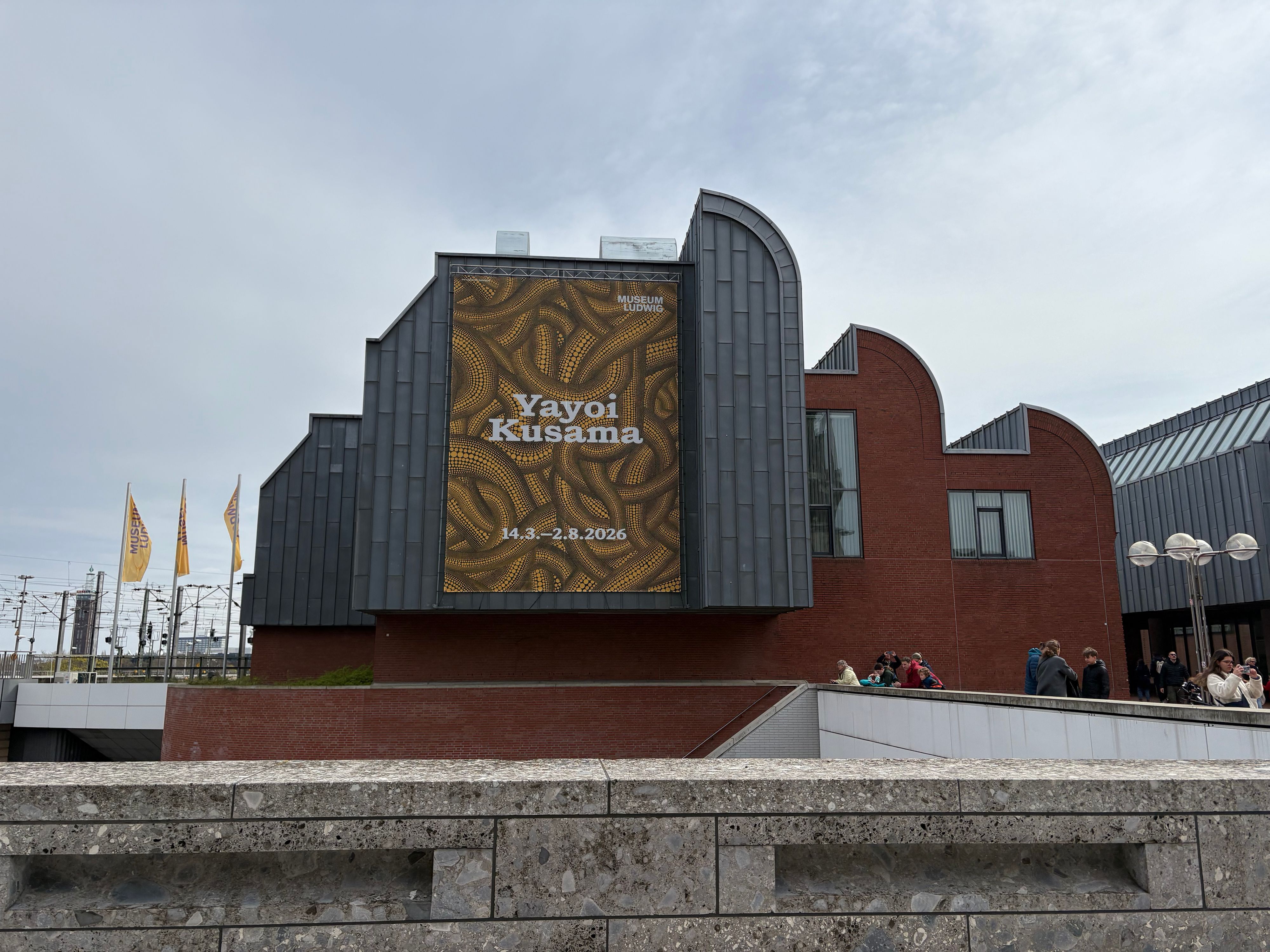 Museum Ludwig von außen mit Werbung der aktuellen Ausstellung von Yayoi Kusama.