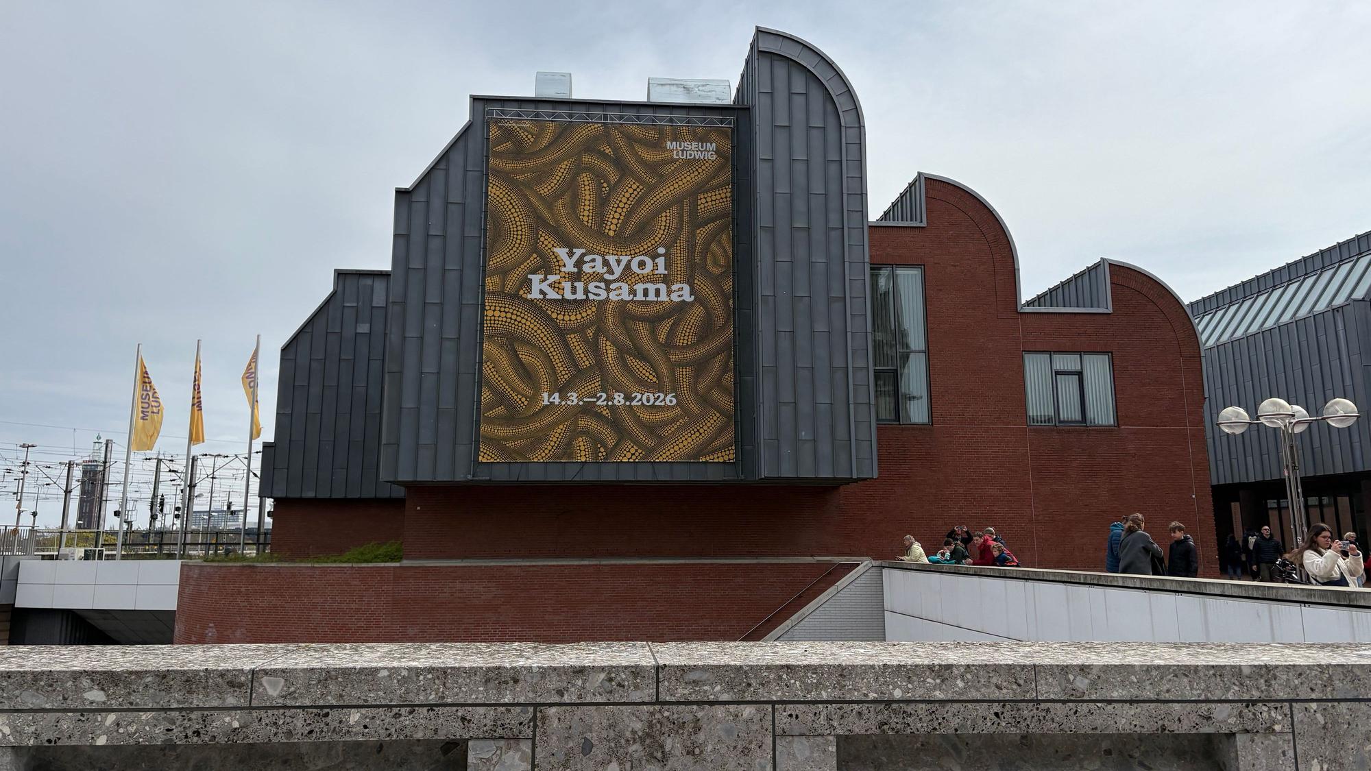 Museum Ludwig von außen mit Werbung der aktuellen Ausstellung von Yayoi Kusama.