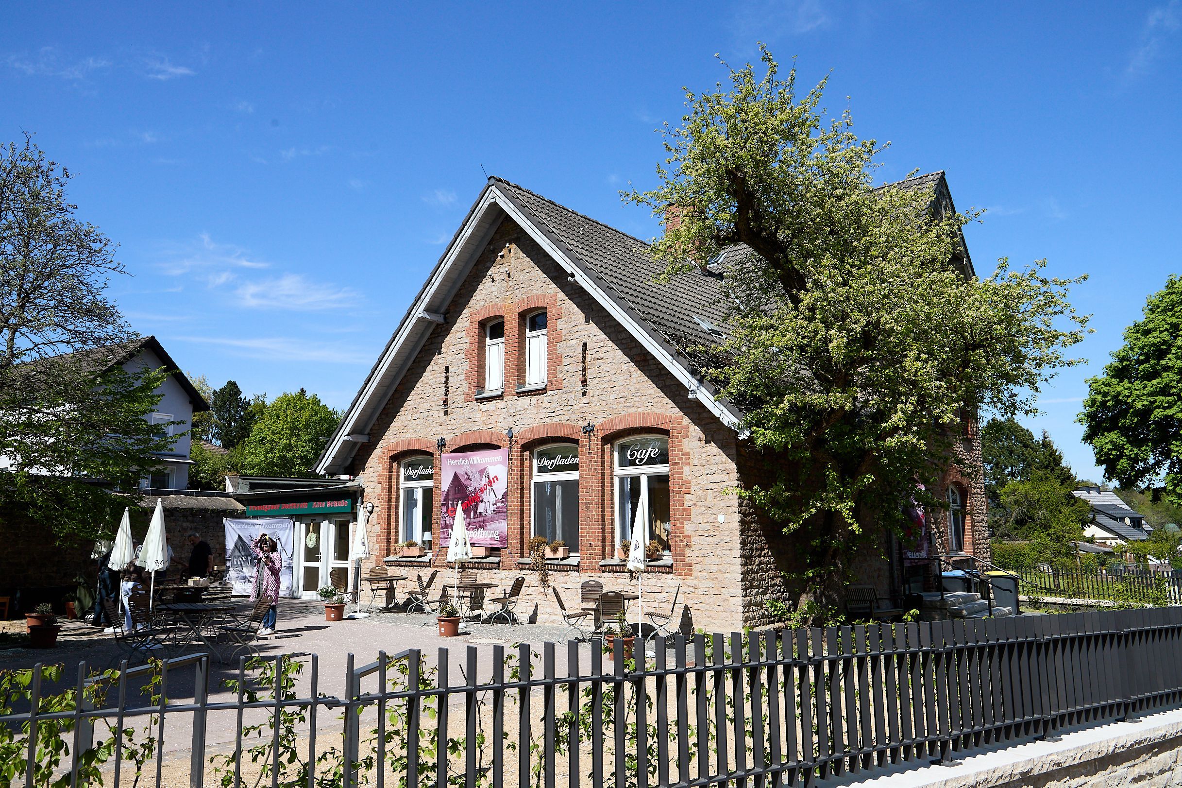 Das Bild zeigt das historische Gebäude der alten Schule in Frohngau. Darin hat das Dorfcafé eröffnet.