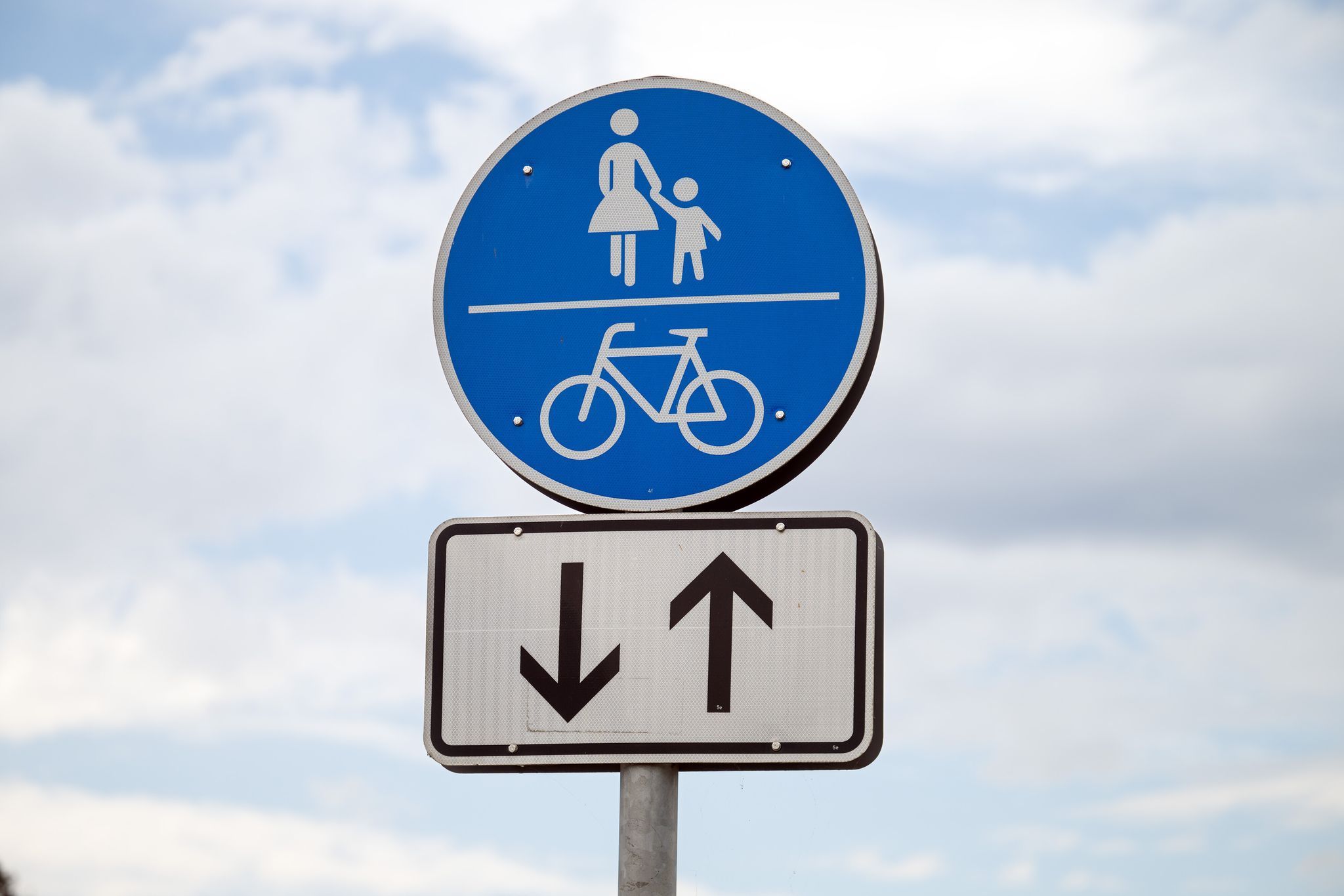 Verkehrsschild gemeinsamer Fahr- und Fussweg