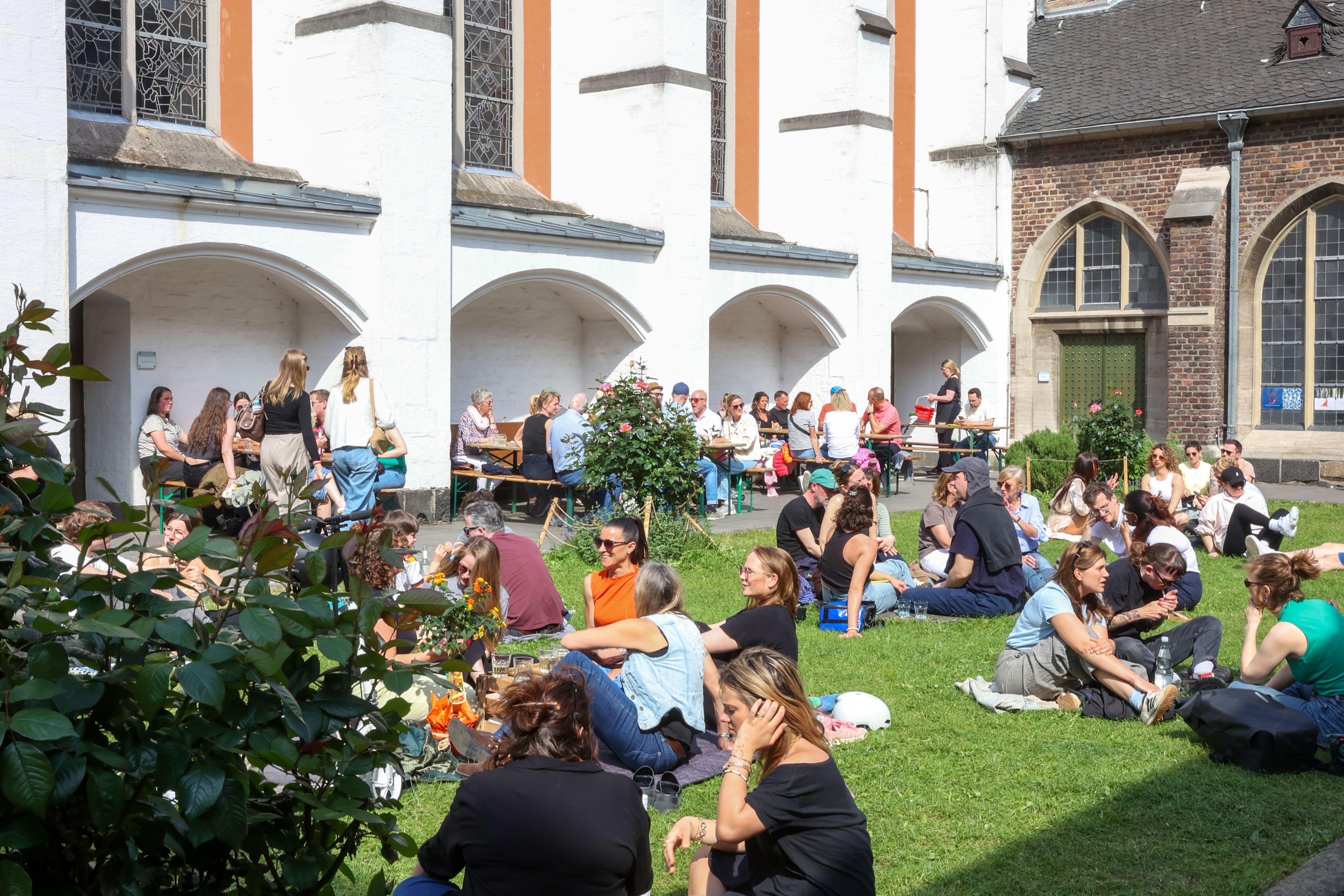 10.05.2026: Köln: Der „Kleinste Weingarten“ findet im Innenhof der Kartäuserkirche an der Kartäusergasse statt und wird ehrenamtlich durch die KG Ponyhof betrieben.