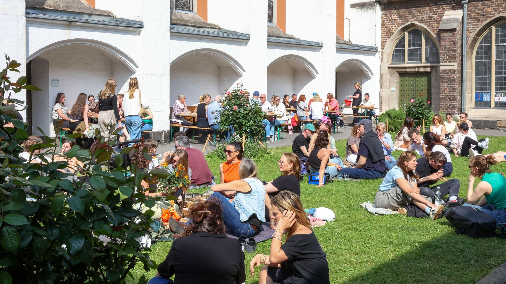 10.05.2026: Köln: Der „Kleinste Weingarten“ findet im Innenhof der Kartäuserkirche an der Kartäusergasse statt und wird ehrenamtlich durch die KG Ponyhof betrieben.