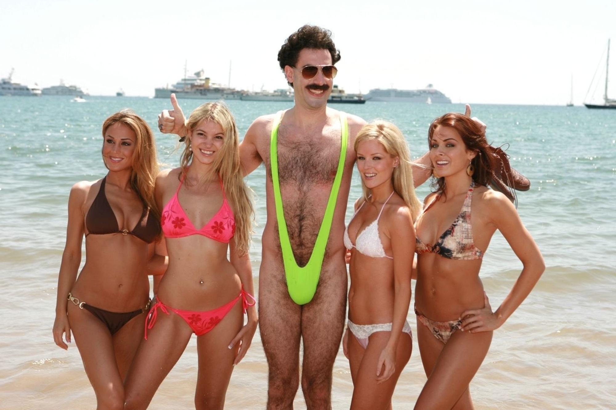 Sacha Baron Cohen sorgte 2006 für Aufsehen an der Croisette: Der britische Comedian war in seiner Paraderolle zugegen, um „Borat“ vorzustellen. (Bild: Fox)