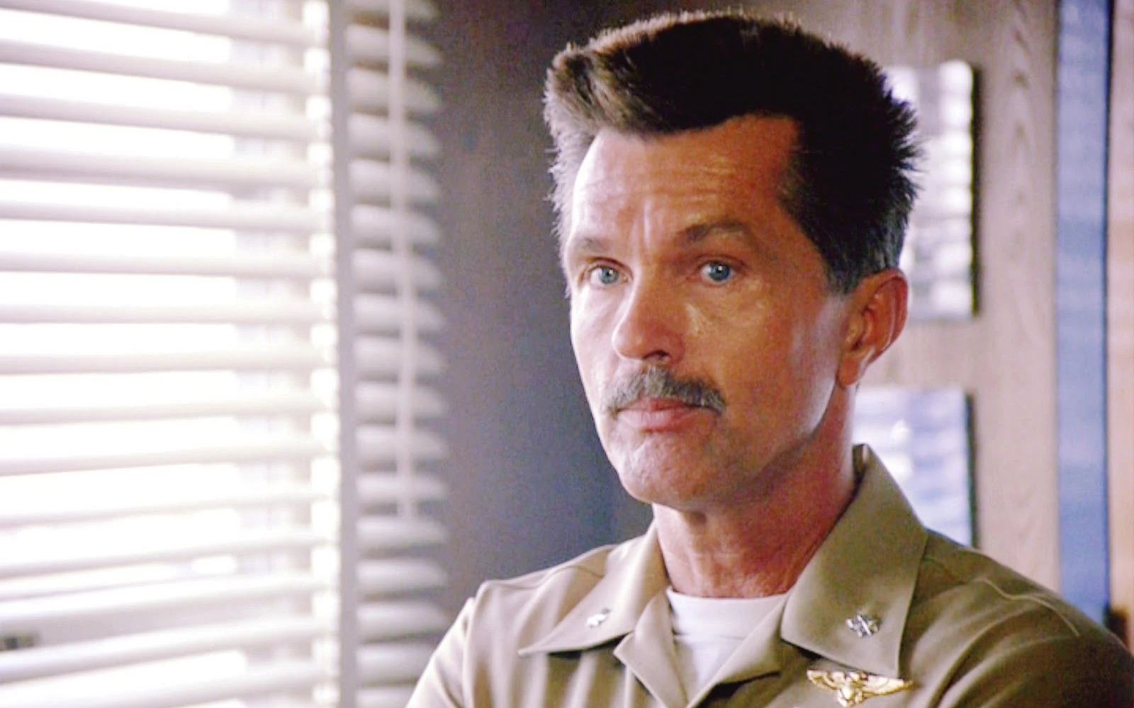 Er ist der Chefausbilder an der „United States Navy Fighter Weapons School“, der Elite-Jagdflugschule, besser bekannt als „TOPGUN“: Tom Skerritt spielt Commander Mike „Viper“ Metcalf. (Bild: TM & © 2017 by Paramount Pictures. All rights reserved.		)