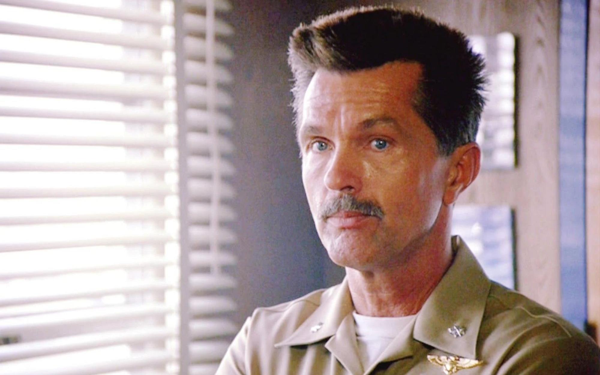 Er ist der Chefausbilder an der „United States Navy Fighter Weapons School“, der Elite-Jagdflugschule, besser bekannt als „TOPGUN“: Tom Skerritt spielt Commander Mike „Viper“ Metcalf. (Bild: TM & © 2017 by Paramount Pictures. All rights reserved. )