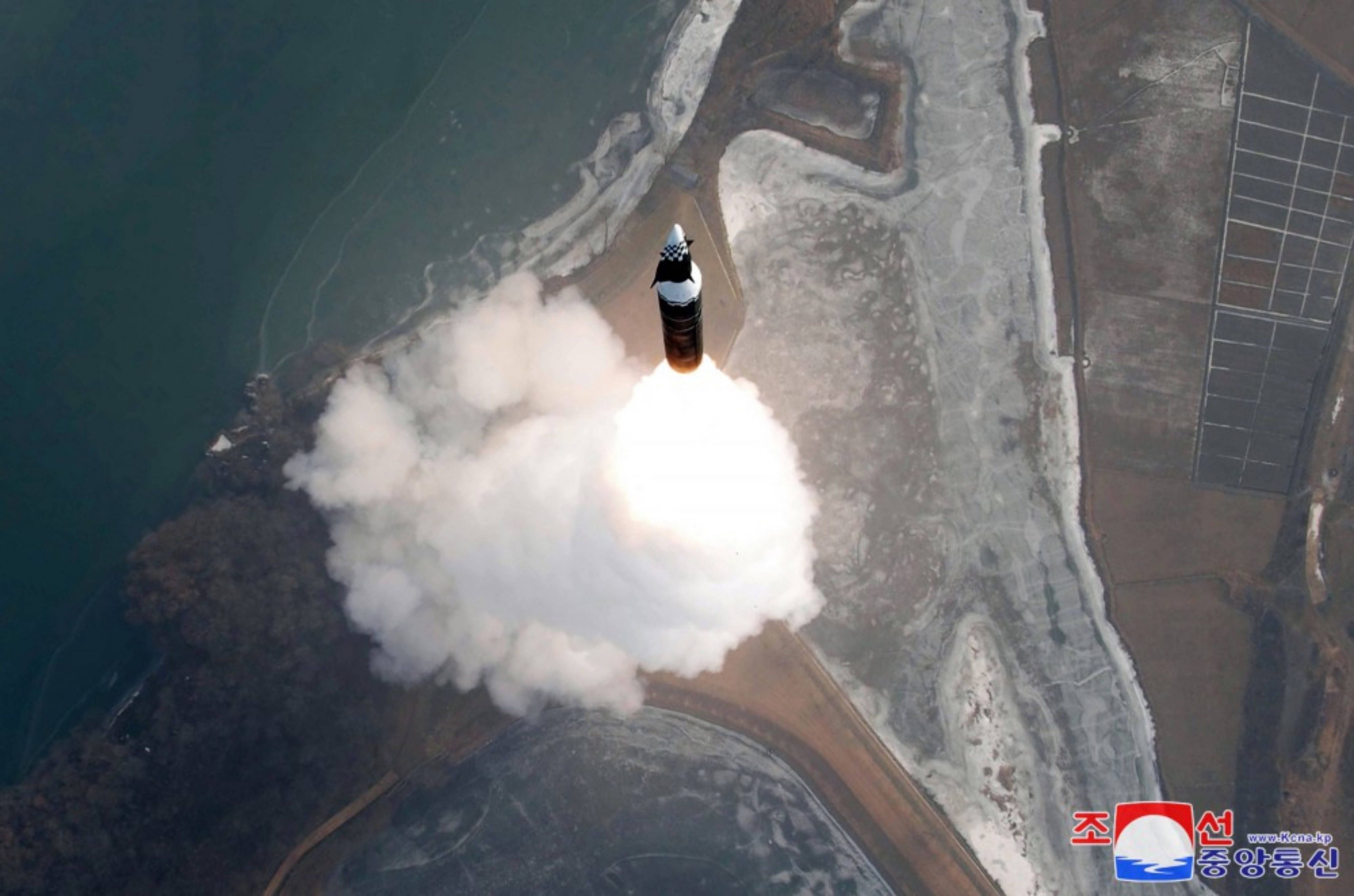 Ein Foto des nordkoreanischen staatlichen Nachrichtendienstes KCNA soll den Testabschuss einer neuen ballistischen Mittelstreckenrakete mit Hyperschallgeschwindigkeit zeigen. (Archivbild)