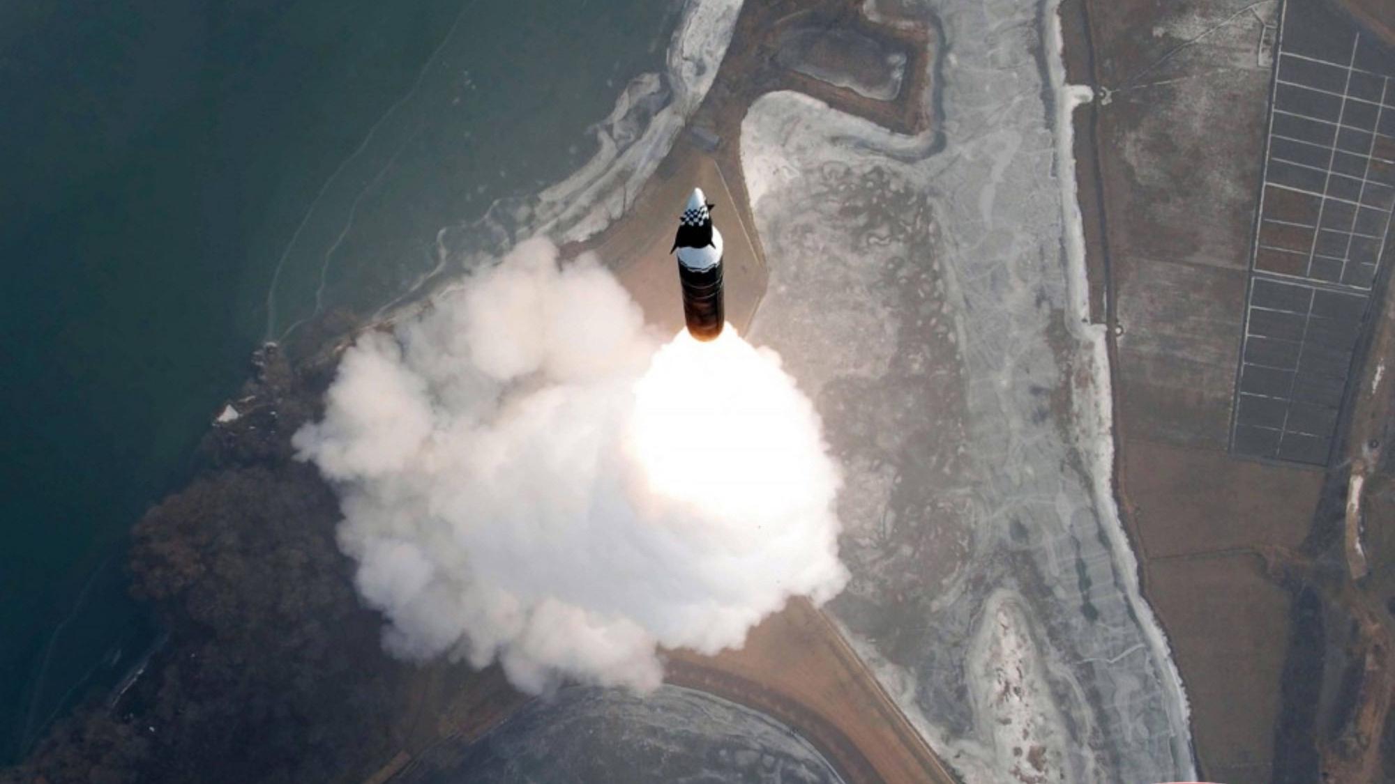 Ein Foto des nordkoreanischen staatlichen Nachrichtendienstes KCNA soll den Testabschuss einer neuen ballistischen Mittelstreckenrakete mit Hyperschallgeschwindigkeit zeigen. (Archivbild)