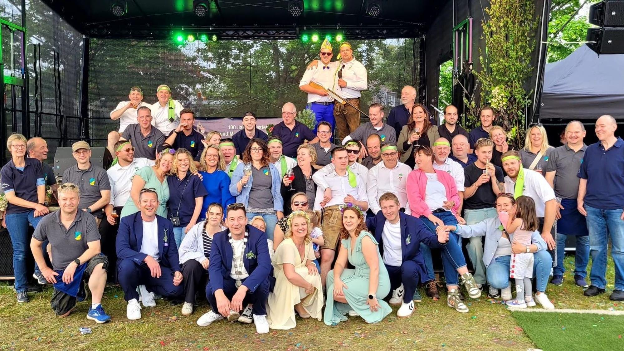 Ein Gruppenfoto mit circa 40 Personen in Sommerkleidung