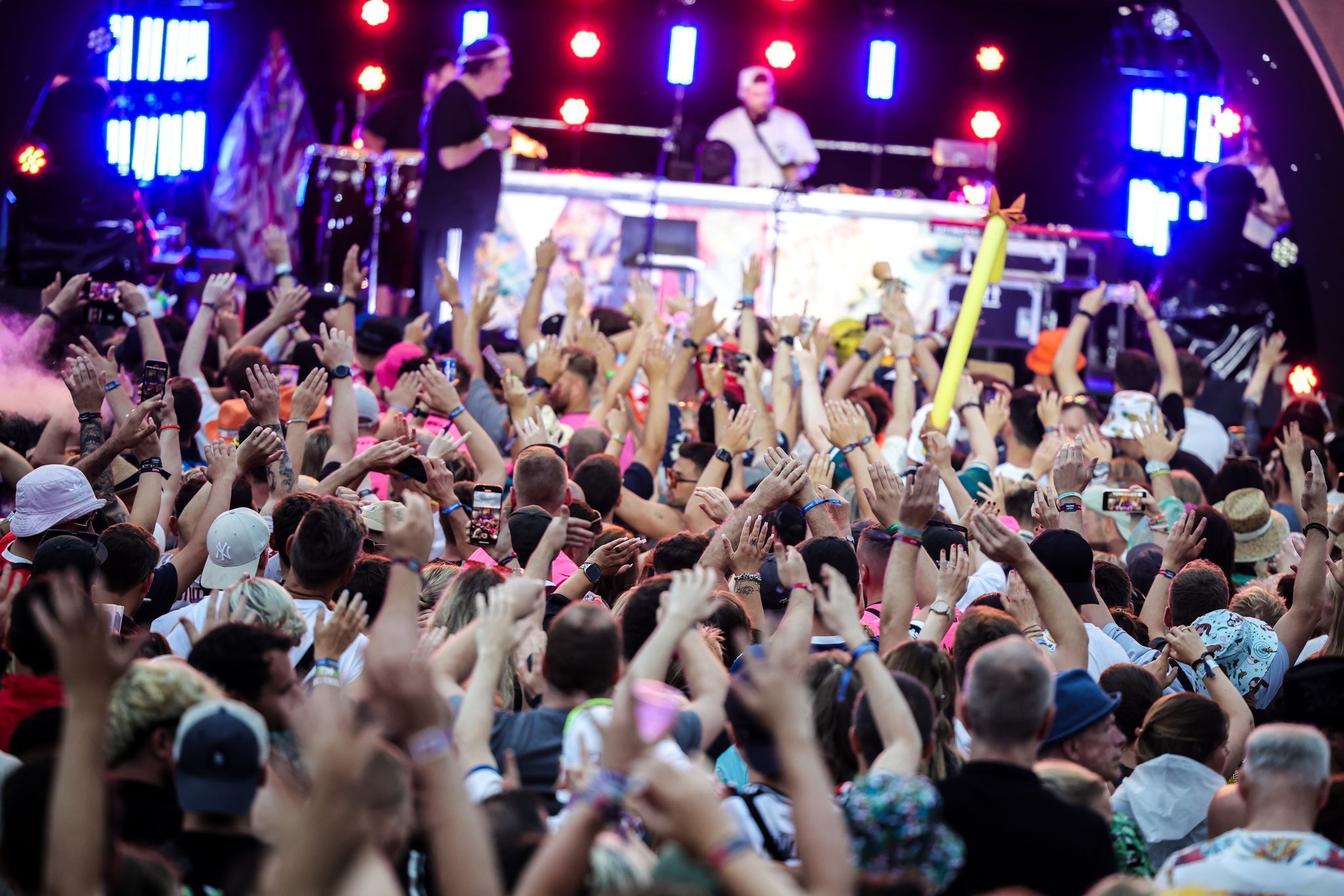 Besucher feiern beim Parookaville-Festival 2025