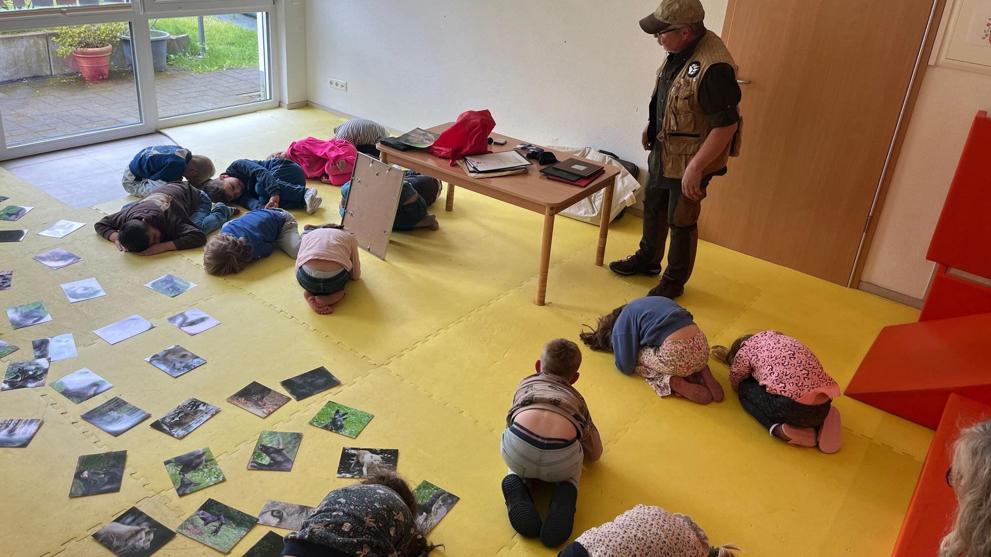 Joseef Schmahl, Wolfskenner aus Hennef, erzählte den Kindern im Aktion-Kindergarten in Neunkirchen-Seelscheid viel über den Wolf, sie selbst mussten das Anpirschen ausprobieren.