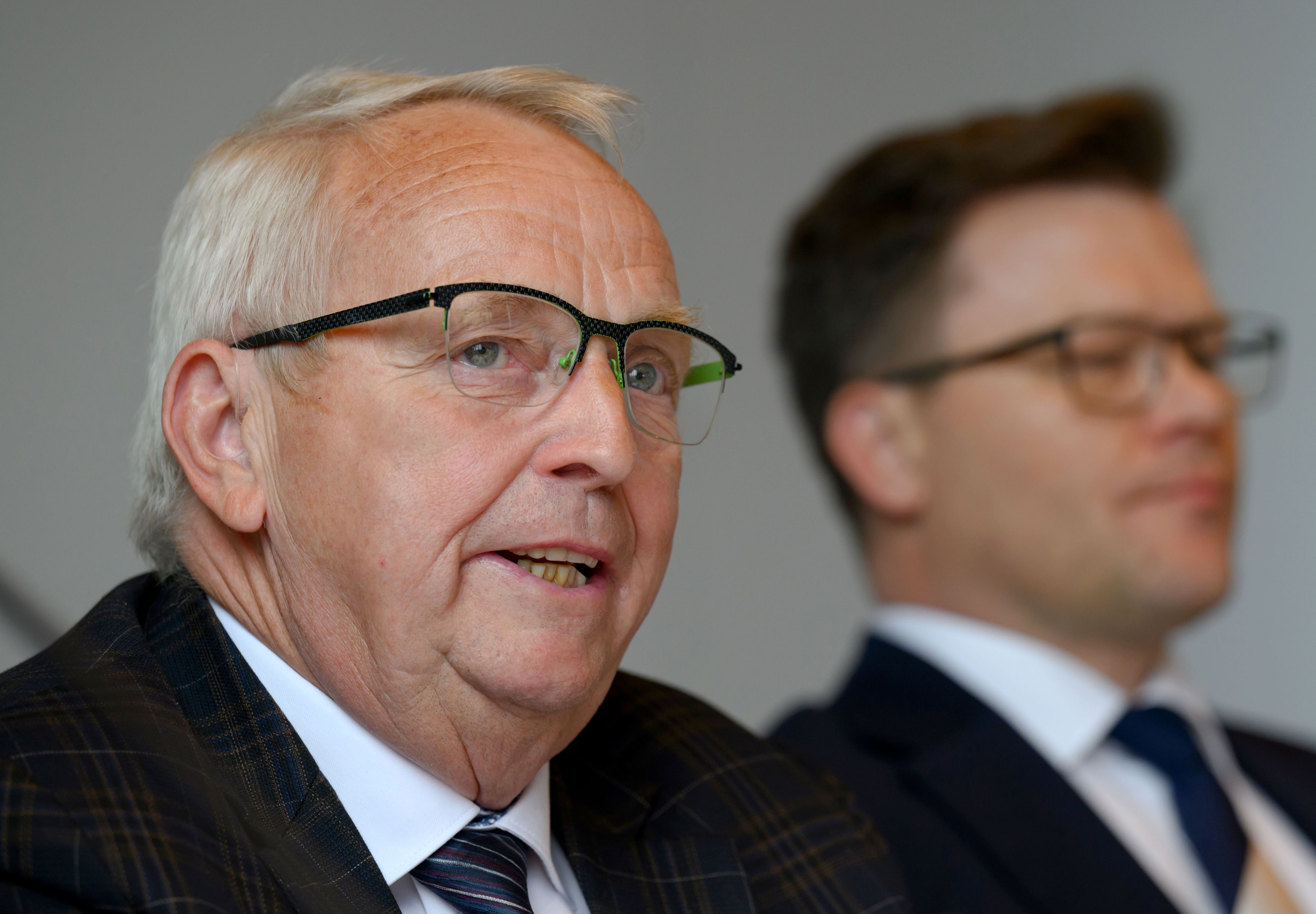 Till Backhaus (SPD, l), Umweltminister von Mecklenburg-Vorpommern, und Carsten Schneider (SPD), Bundesumweltminister, sprechen zum Abschluss der Umweltministerkonferenz in Leipzig.