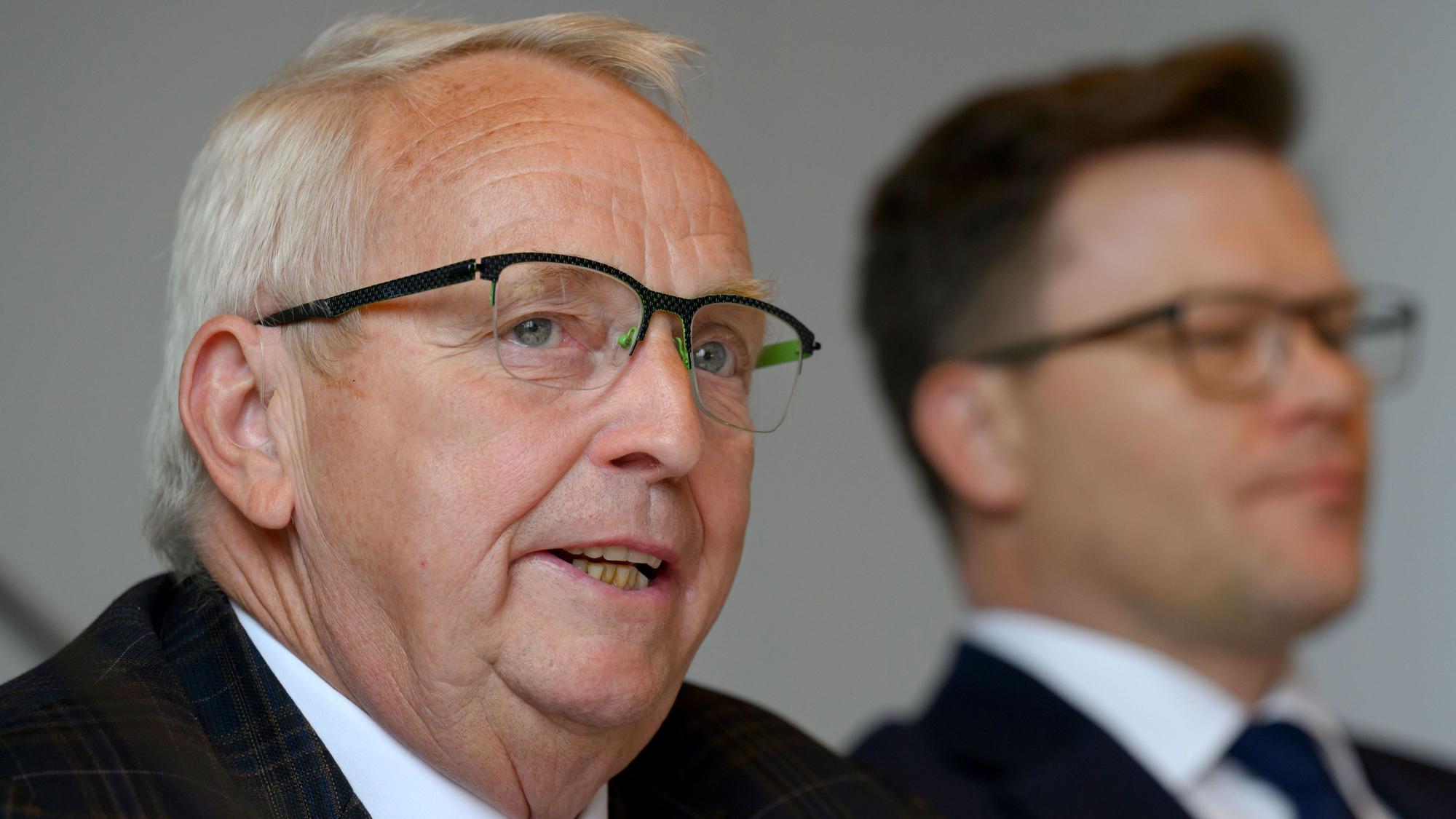 Till Backhaus (SPD, l), Umweltminister von Mecklenburg-Vorpommern, und Carsten Schneider (SPD), Bundesumweltminister, sprechen zum Abschluss der Umweltministerkonferenz in Leipzig.
