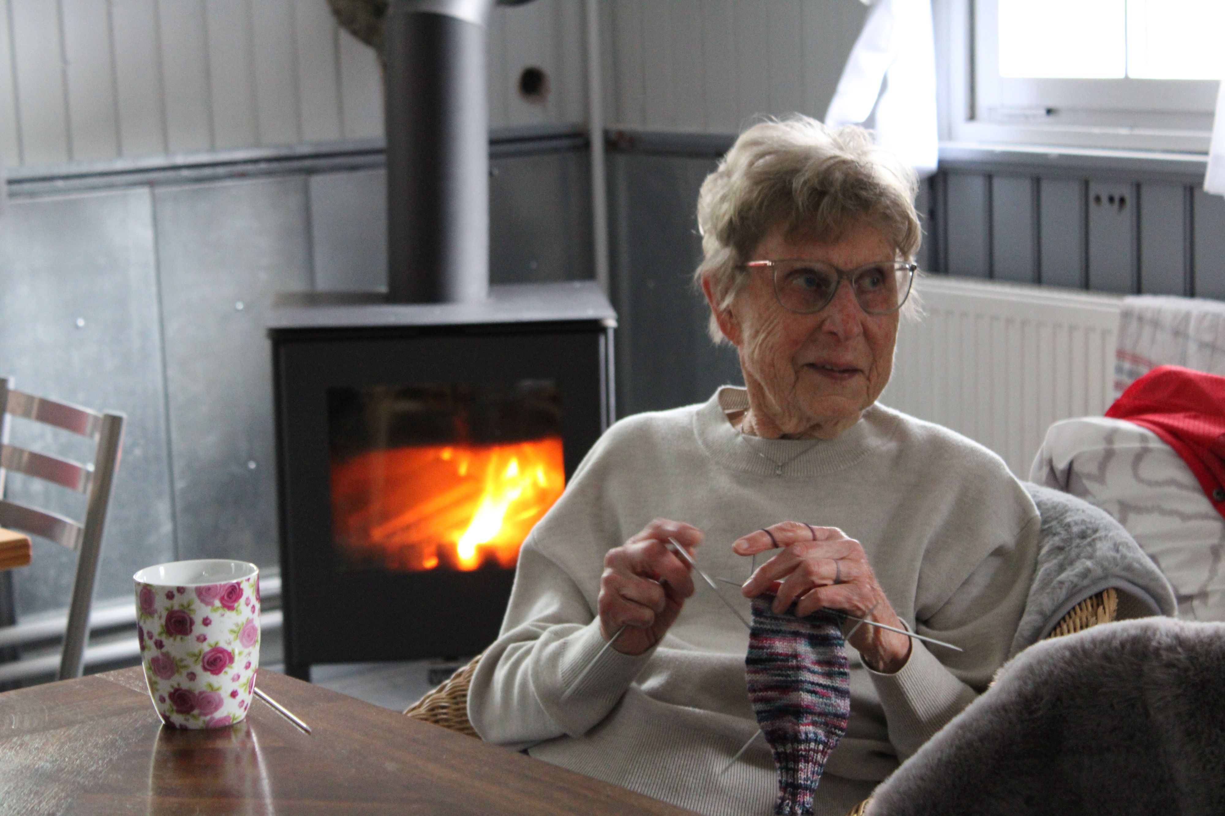 Stricktreff Neuhonrath: Vera Fietkou (91) ist die älteste der Runde.
