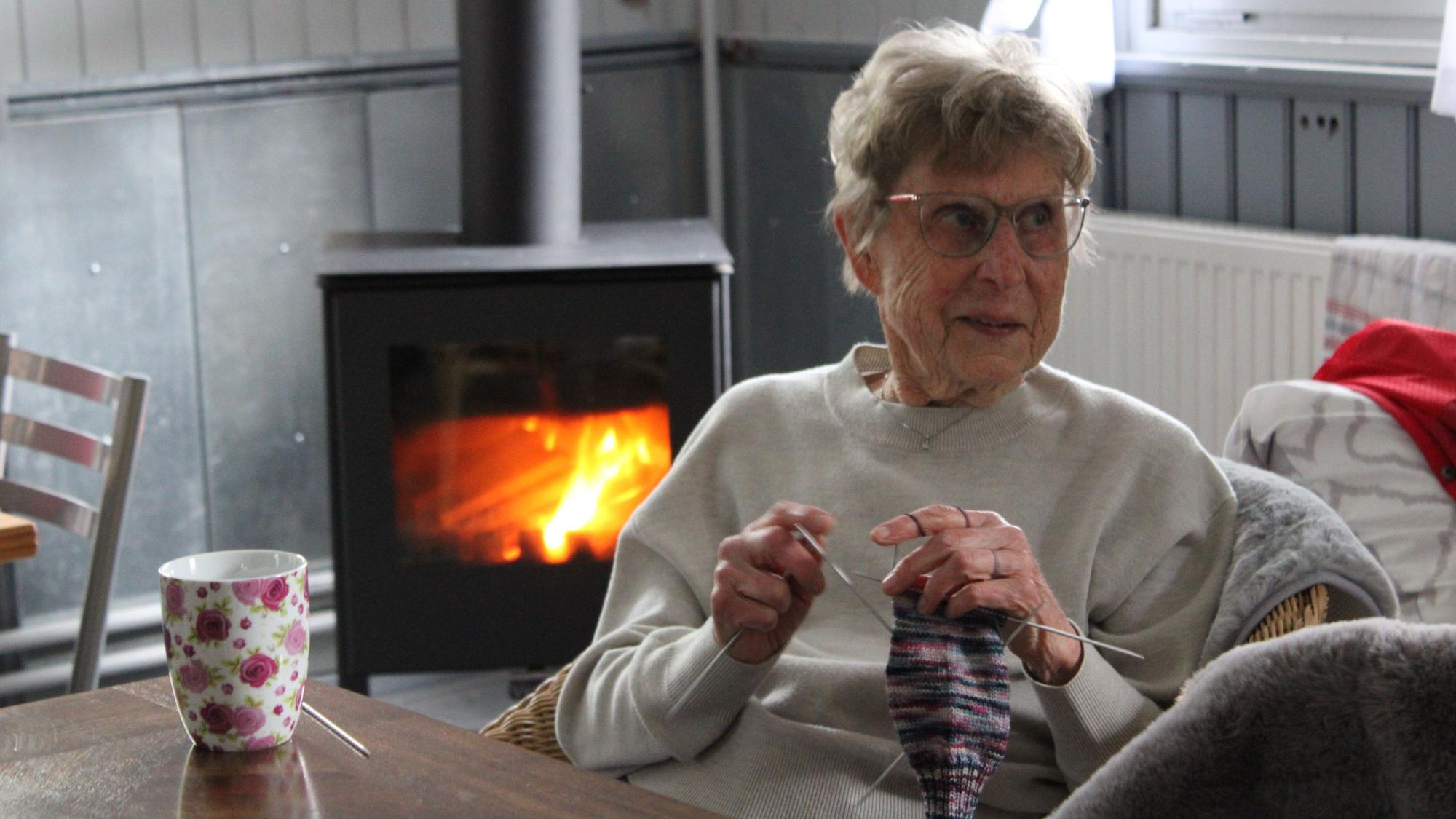 Stricktreff Neuhonrath: Vera Fietkou (91) ist die älteste der Runde.
