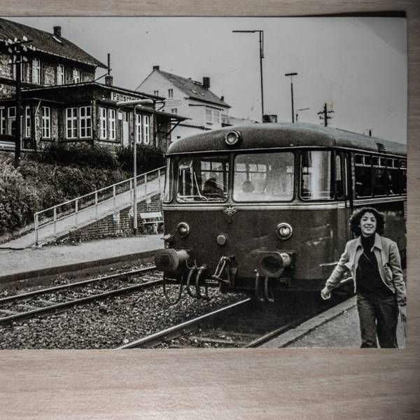 Die Strecke des Balkanexpress, vermutlich in den 1970er-Jahren: Ein Schienenbus hält am Bahnhof Pattscheid, der seit 1902 existiert.