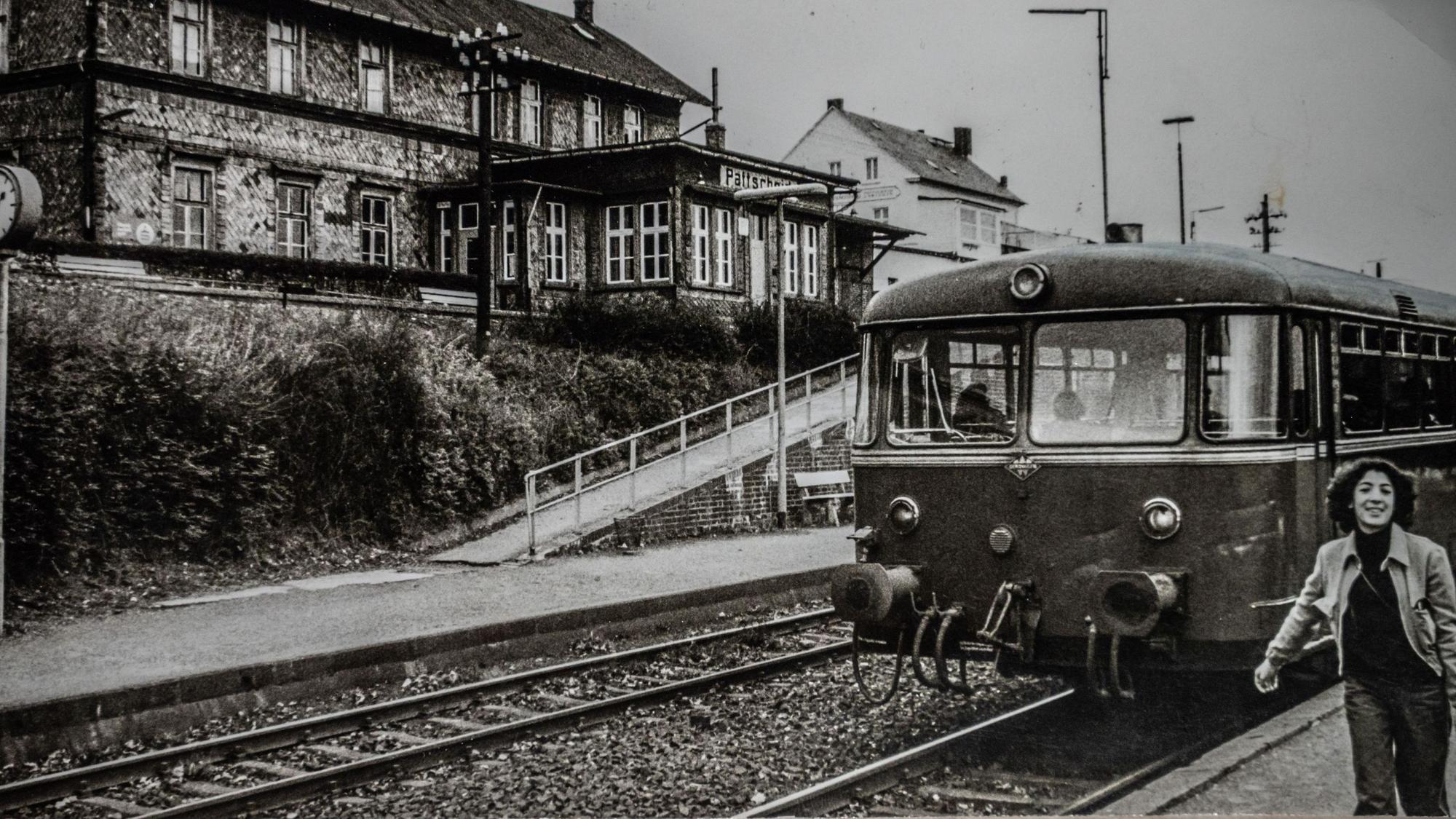 Die Strecke des Balkanexpress, vermutlich in den 1970er-Jahren: Ein Schienenbus hält am Bahnhof Pattscheid, der seit 1902 existiert.