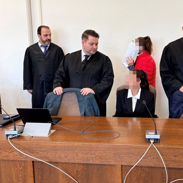 Mutter und Tochter beim Prozessauftakt mit ihren Anwälten Nicolas A. Frühsorger, Dominik Weiß und Abdou A. Gabbar (v. l.) im Kölner Landgericht