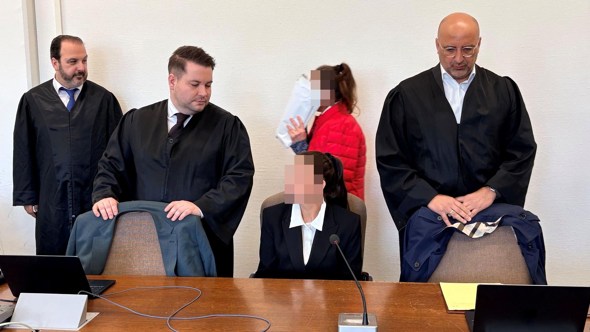 Mutter und Tochter beim Prozessauftakt mit ihren Anwälten Nicolas A. Frühsorger, Dominik Weiß und Abdou A. Gabbar (v. l.) im Kölner Landgericht