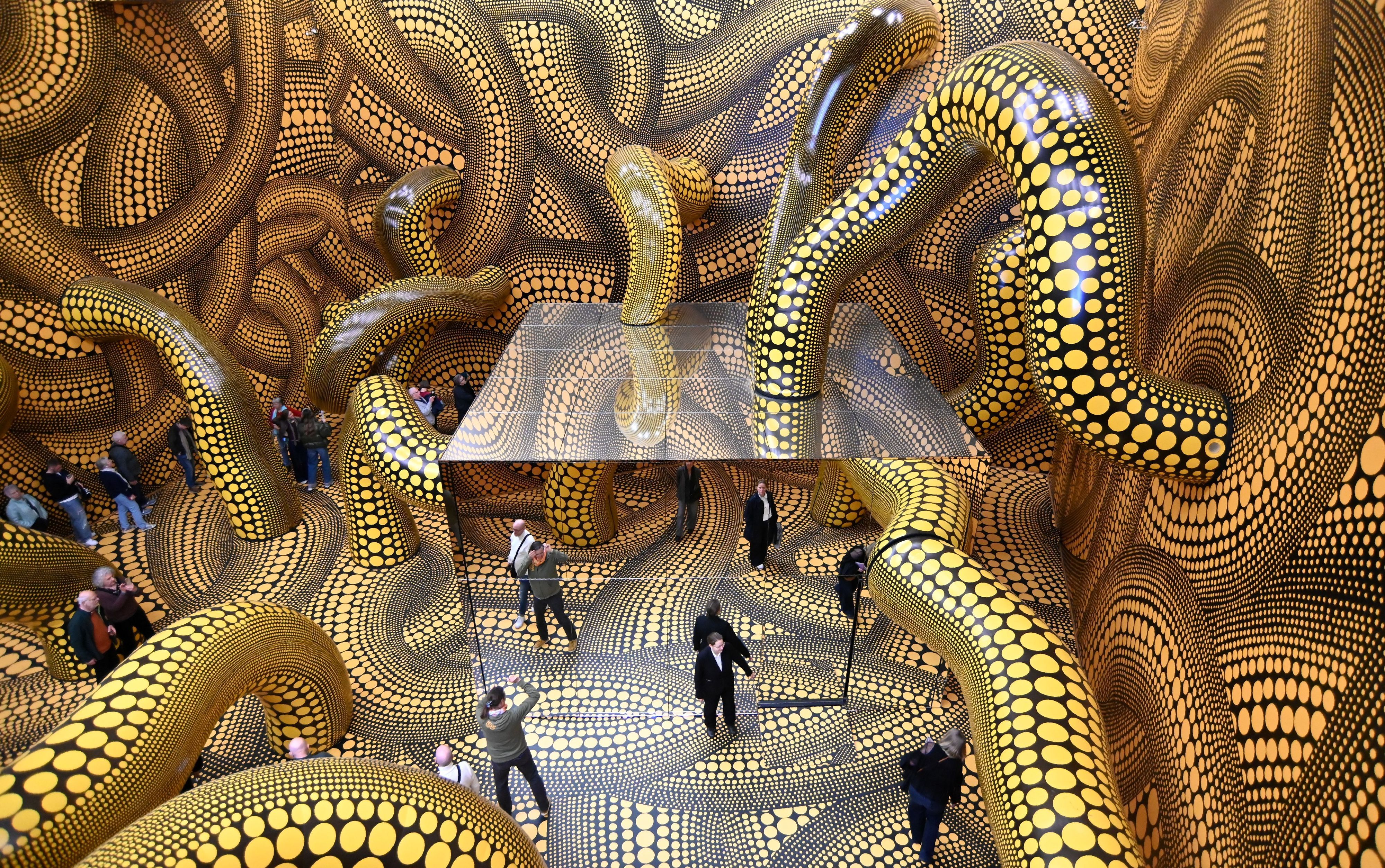 Besucher laufen durch die Ausstellung Yayoi Kusama im Museum Ludwig.